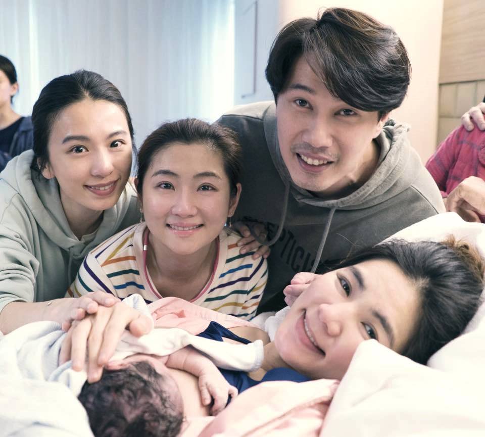 Ella自然產下兒子勁寶,Selina、Hebe、老公賴斯翔都在產房陪產。