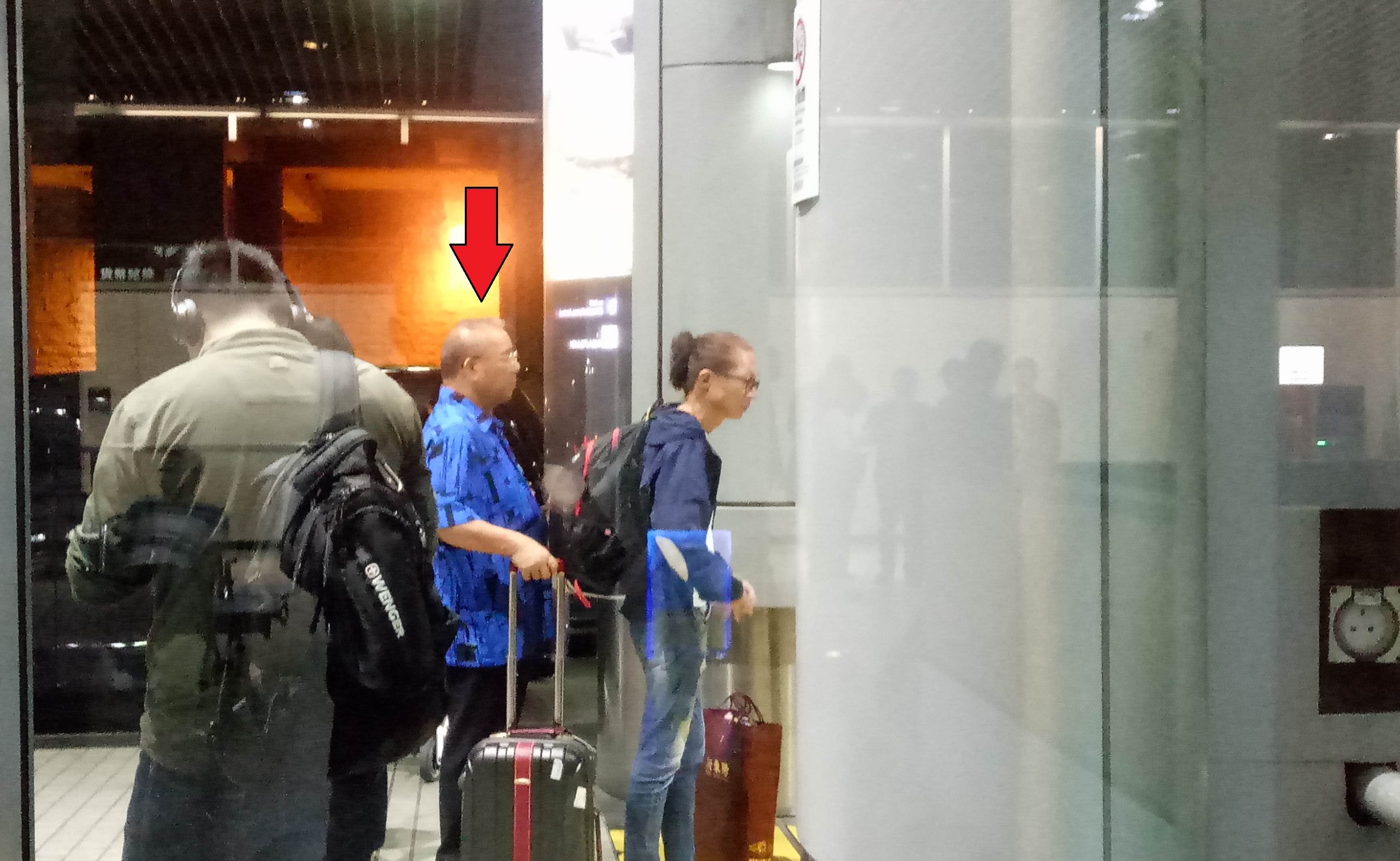 離開機場後，廖國棟排隊等候搭乘計程車。（民眾提供）