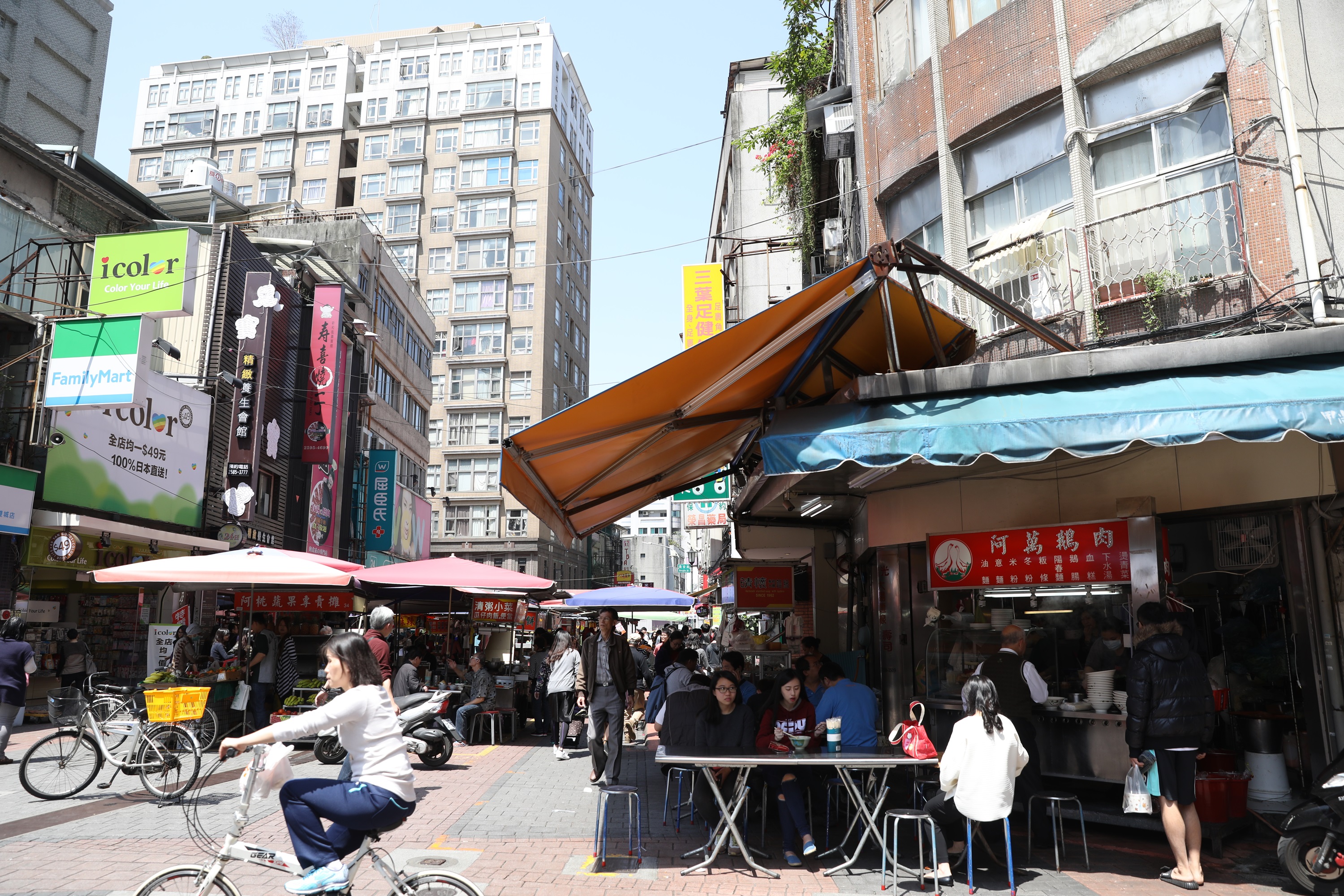 「晴光市場」各色小吃眾多，辜成允從年輕時代就愛來這裡隨興享用午茶小吃。