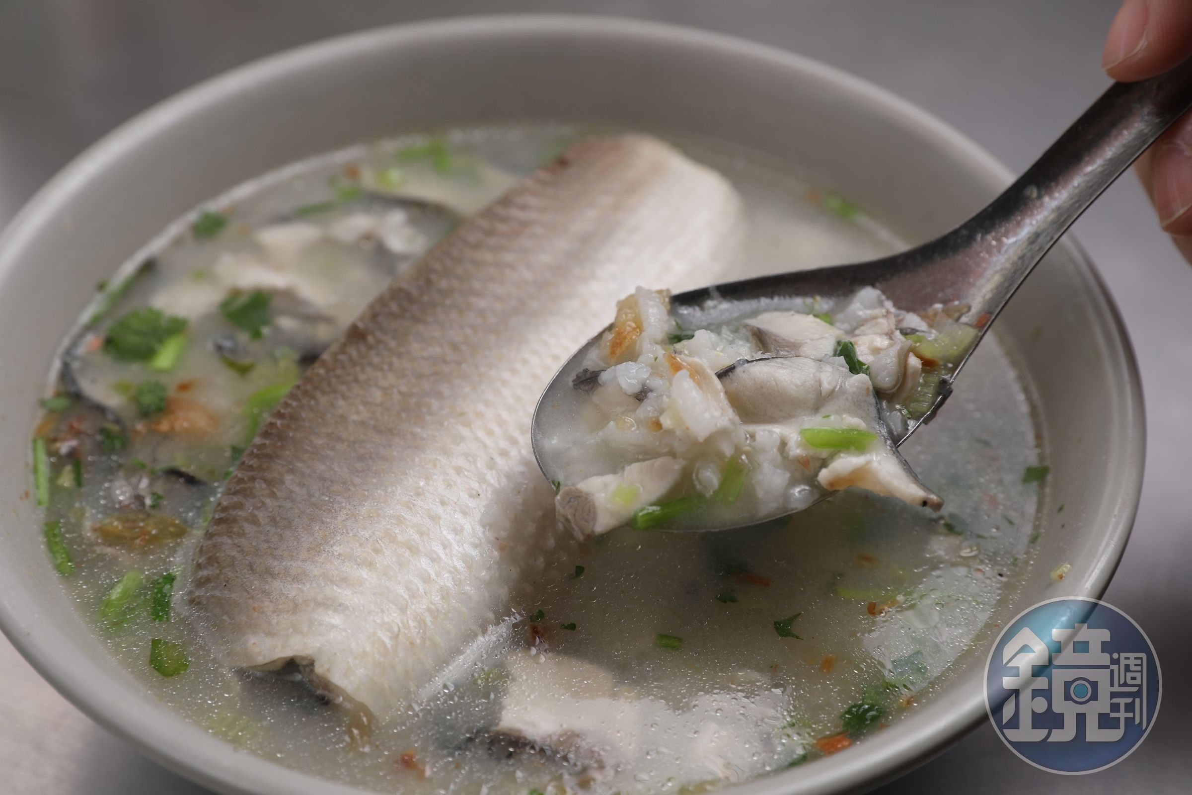 「虱目魚肚粥」除了有一整塊魚肚，飯湯裡還混入魚片，是典型南部口味。（130元／碗）