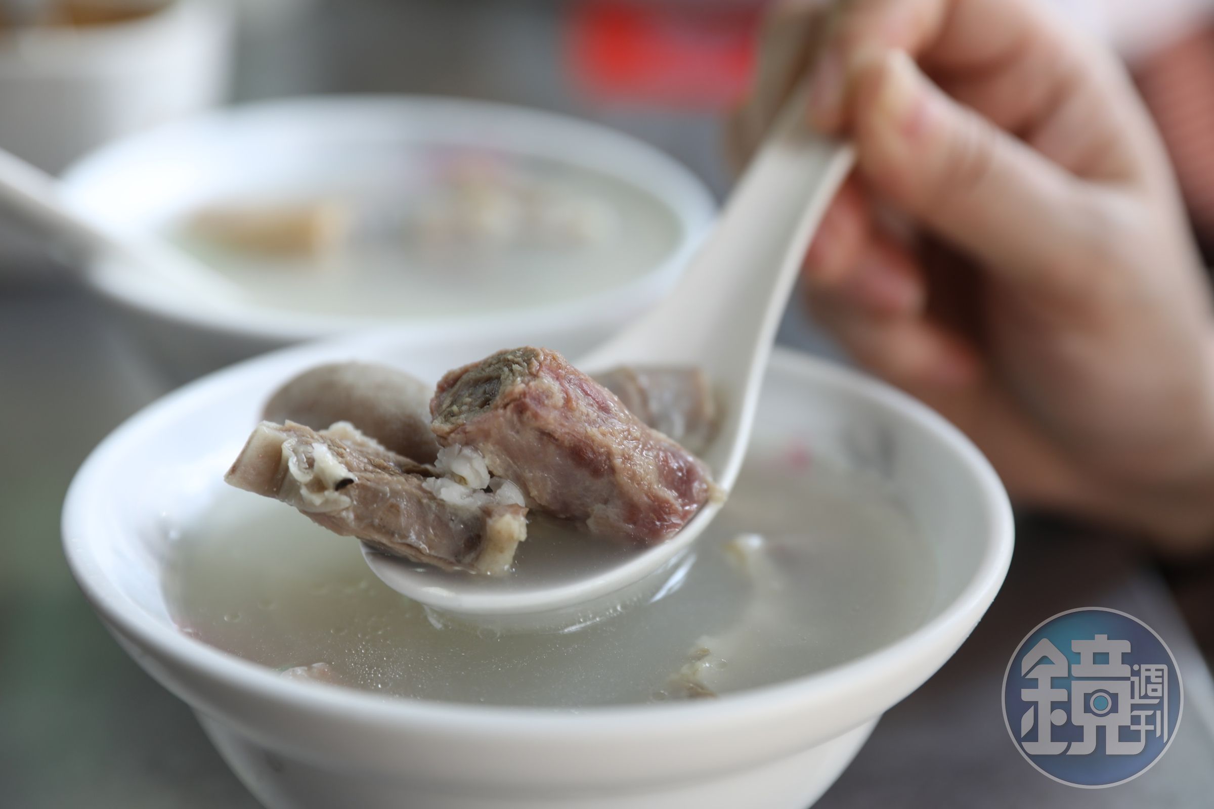 料多味濃的「綜合四神湯」，放了許多平常少見的豬內臟，加點料酒更夠味。（60元／碗）