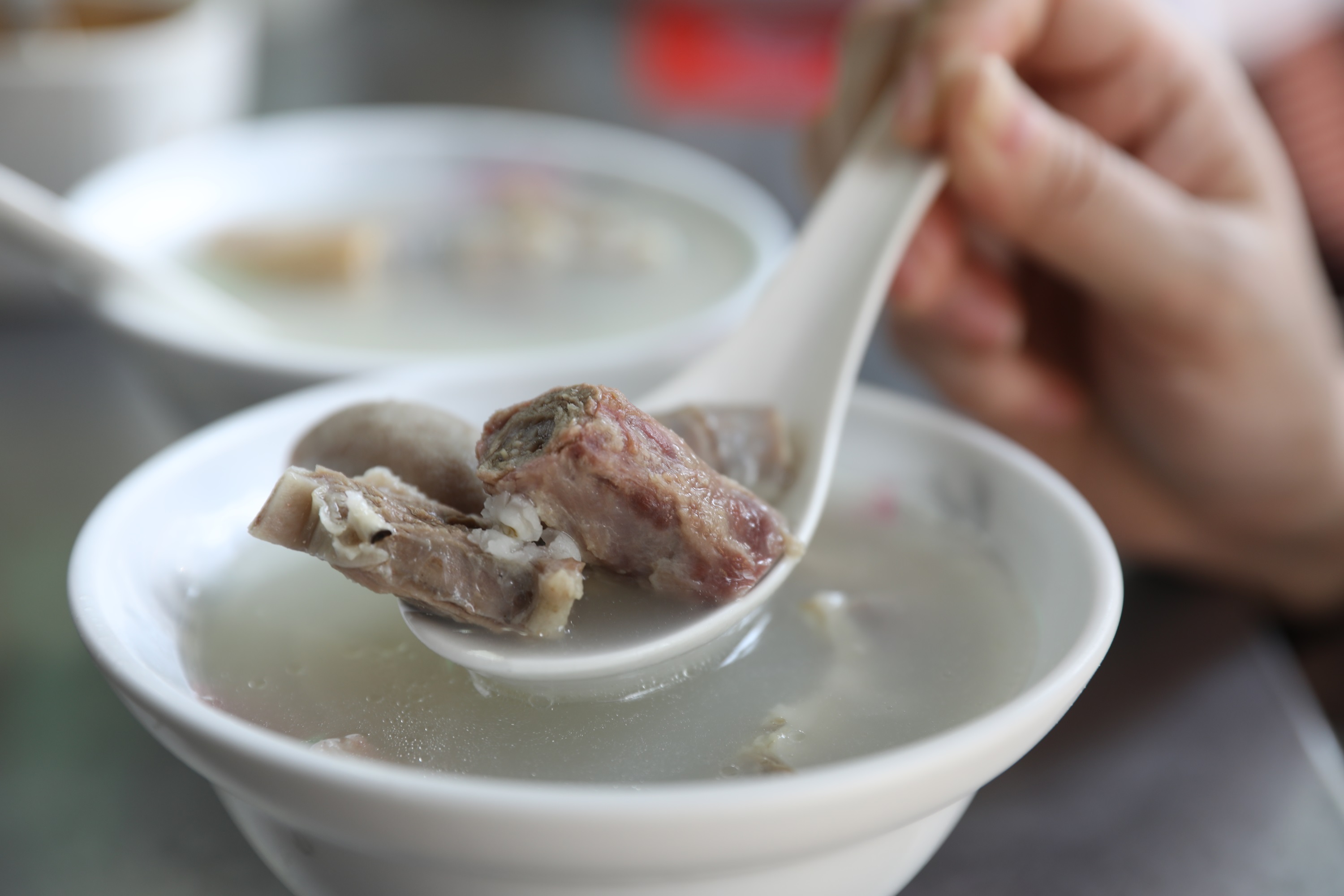 料多味濃的「綜合四神湯」，放了許多平常少見的豬內臟，加點料酒更夠味。（60元／碗）