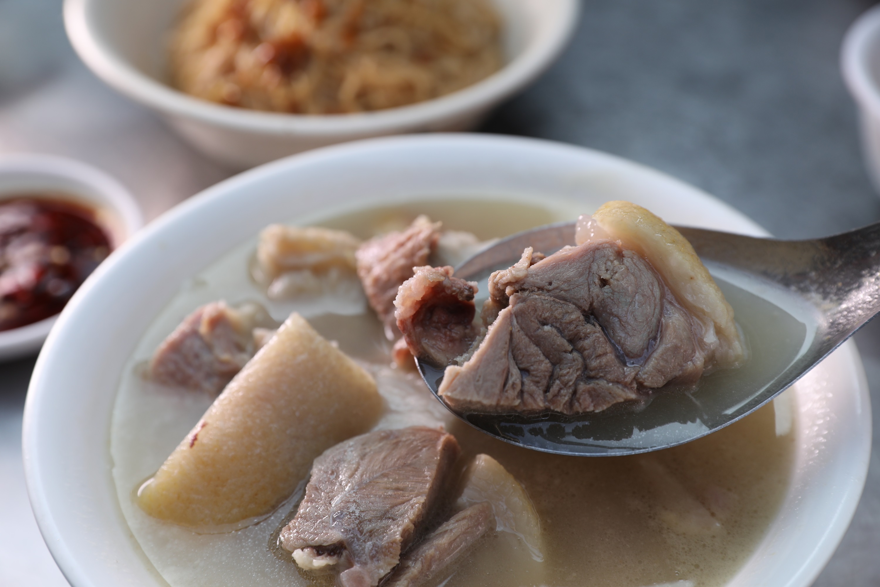 看似油滋滋的「豬腳」，入口卻意外清爽，配上麵線就是一頓生日大餐。（豬腳200元／小份、350元／中份、500元／大份，麵線50元／份）