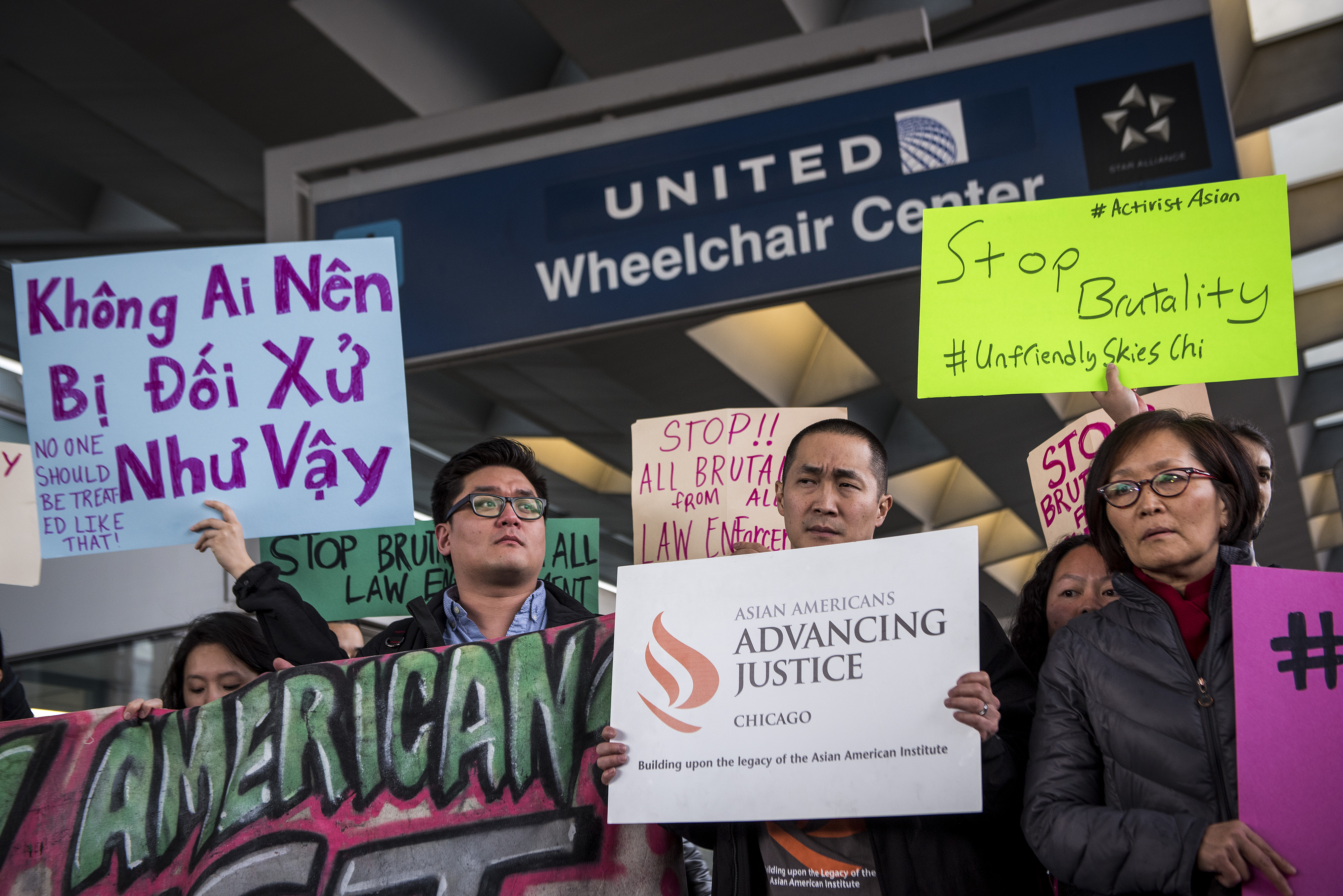 當地2017年4月11日，美國芝加哥，示威民眾聚集奧哈拉機場，抗議聯航暴力逐客。（東方IC）