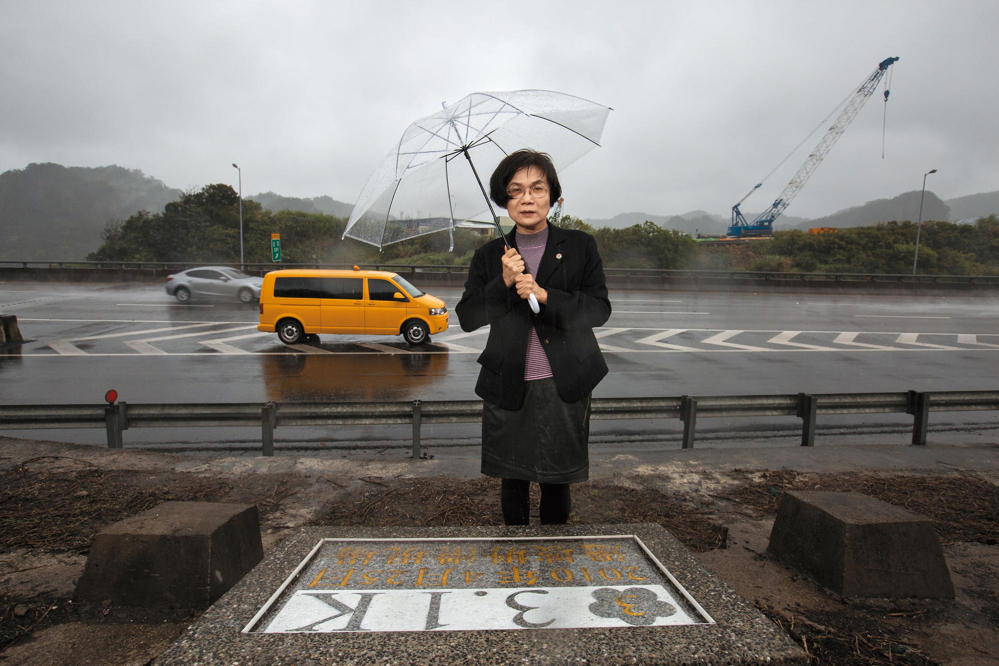國道走山事件後，賴德卿每年3、4月間都到事發地點追思，大風大雨中，她仍堅持撐傘禱告。
