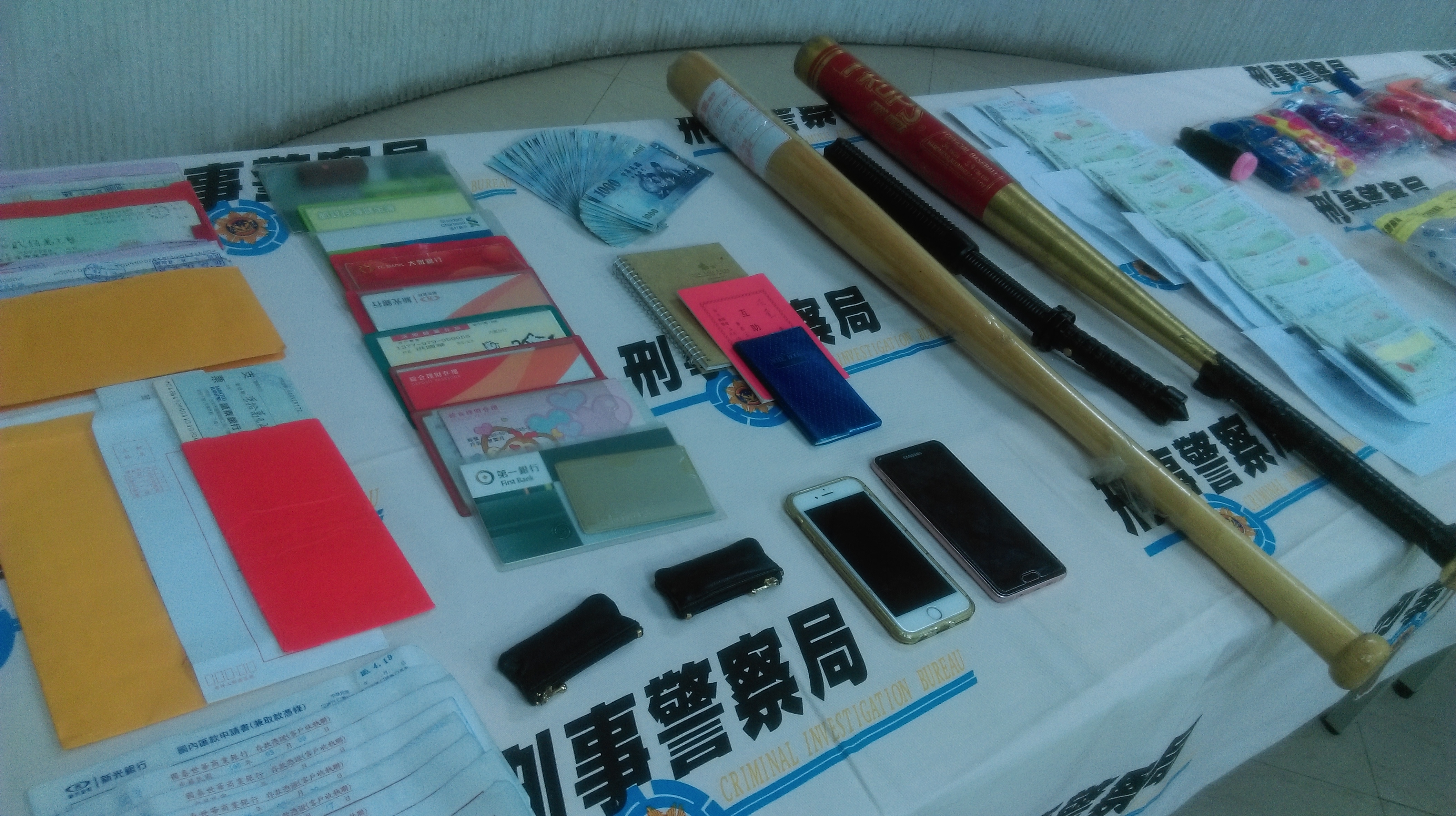 警方從風飛砂幫據點搜出，手槍、彈藥、毒品等多樣違禁品。