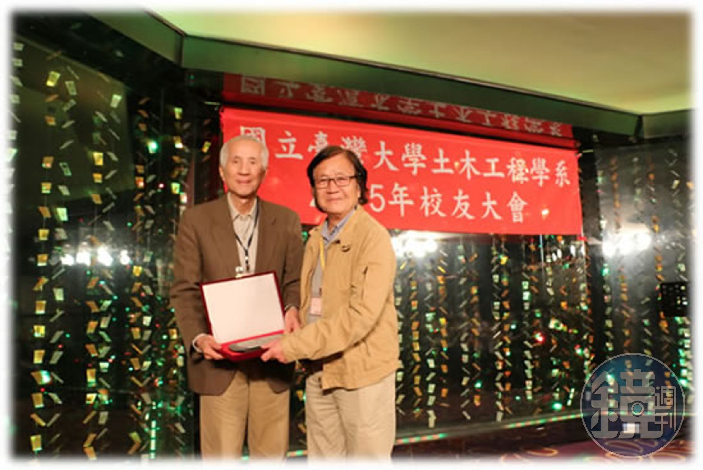 近年姜復本教授常回台灣演講。2015年還獲頒台大土木工程系傑出校友。（圖右）