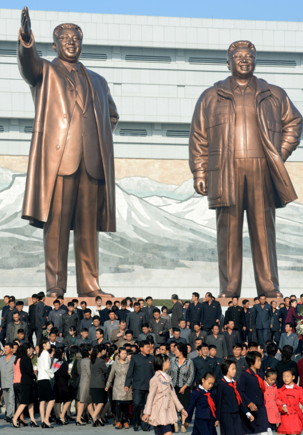 金正恩的祖父金日成和父親金正日在北韓被神話，平壤錦繡山太陽宮，有兩人巨大的雕像。(東方IC)