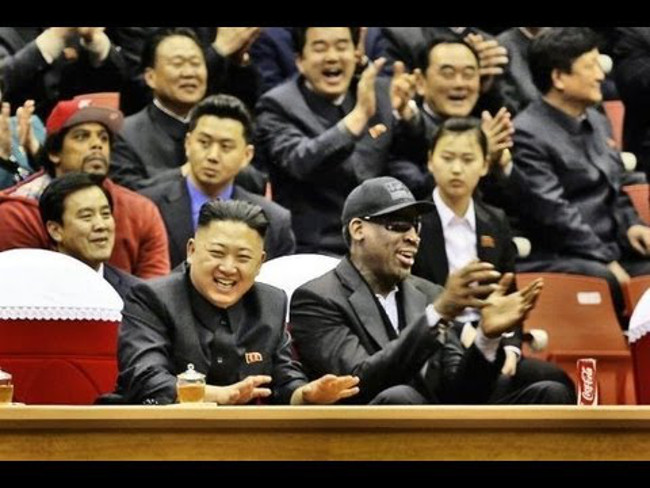 圖為金正恩與芝加哥公牛隊前球星羅德曼(Dennis Rodman)，網路截圖。