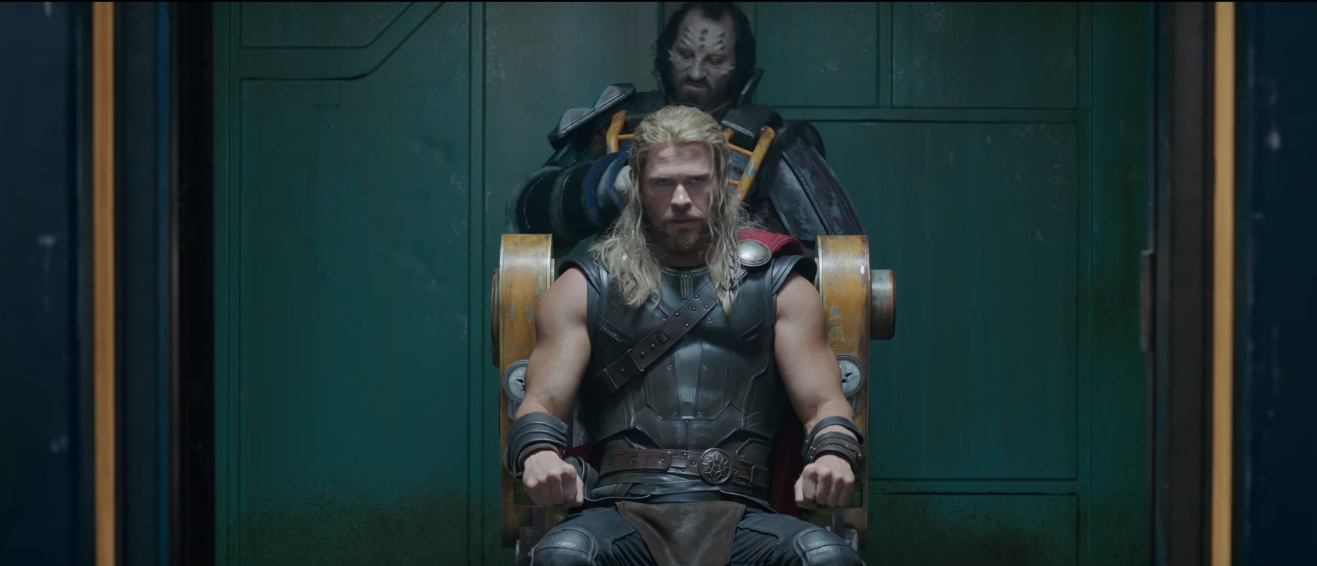 克里斯飾演的索爾不僅失去了阿斯嘉的王位，也被放逐到外星，甚至被俘虜。（翻攝自預告）