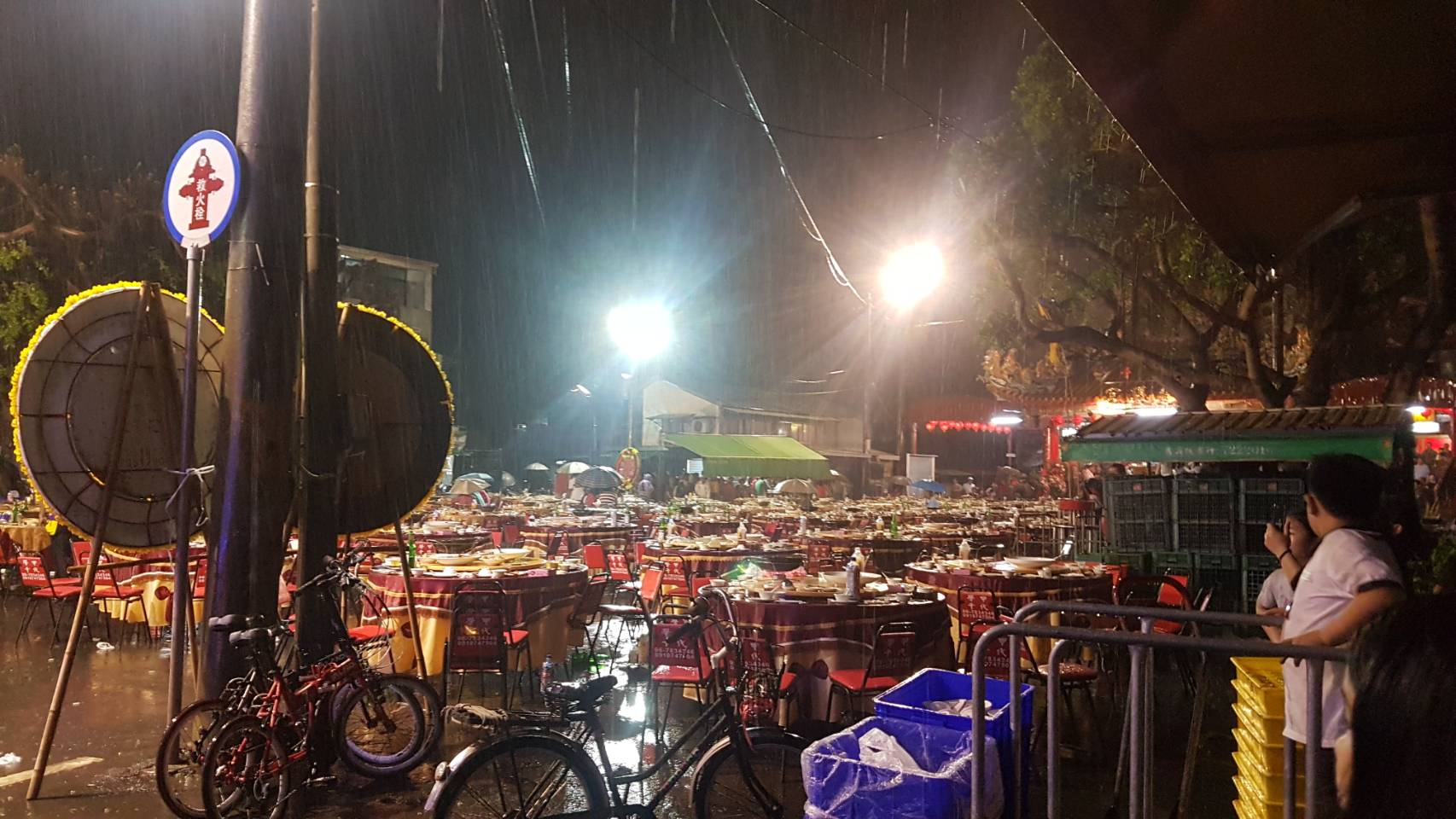 普護宮前下起傾盆大雨，參與盛宴民眾被打得落花流水紛紛走避。