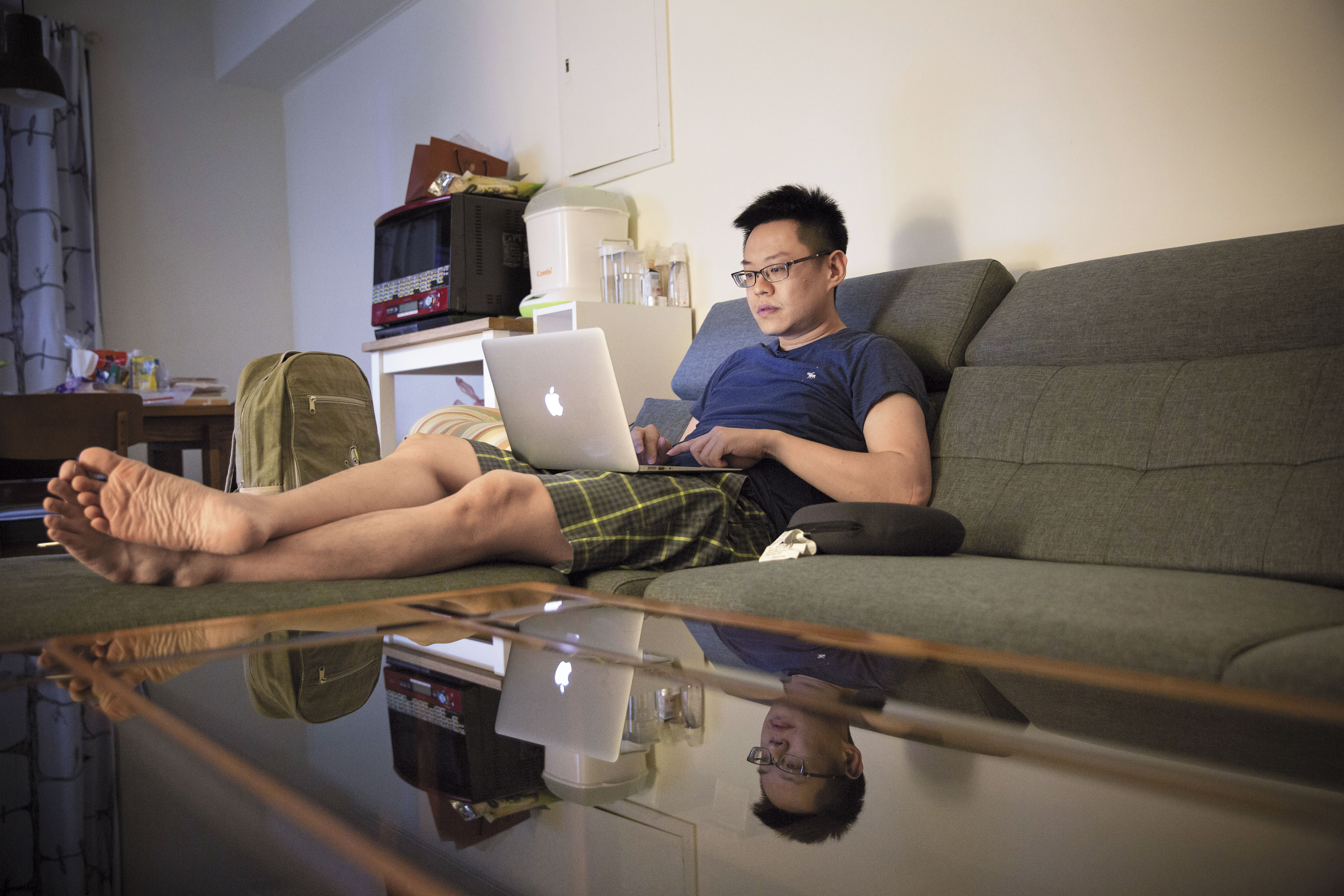 下班後，彭仁鐸習慣窩在沙發上管理粉絲頁，經常與網友一來一往聊到凌晨。