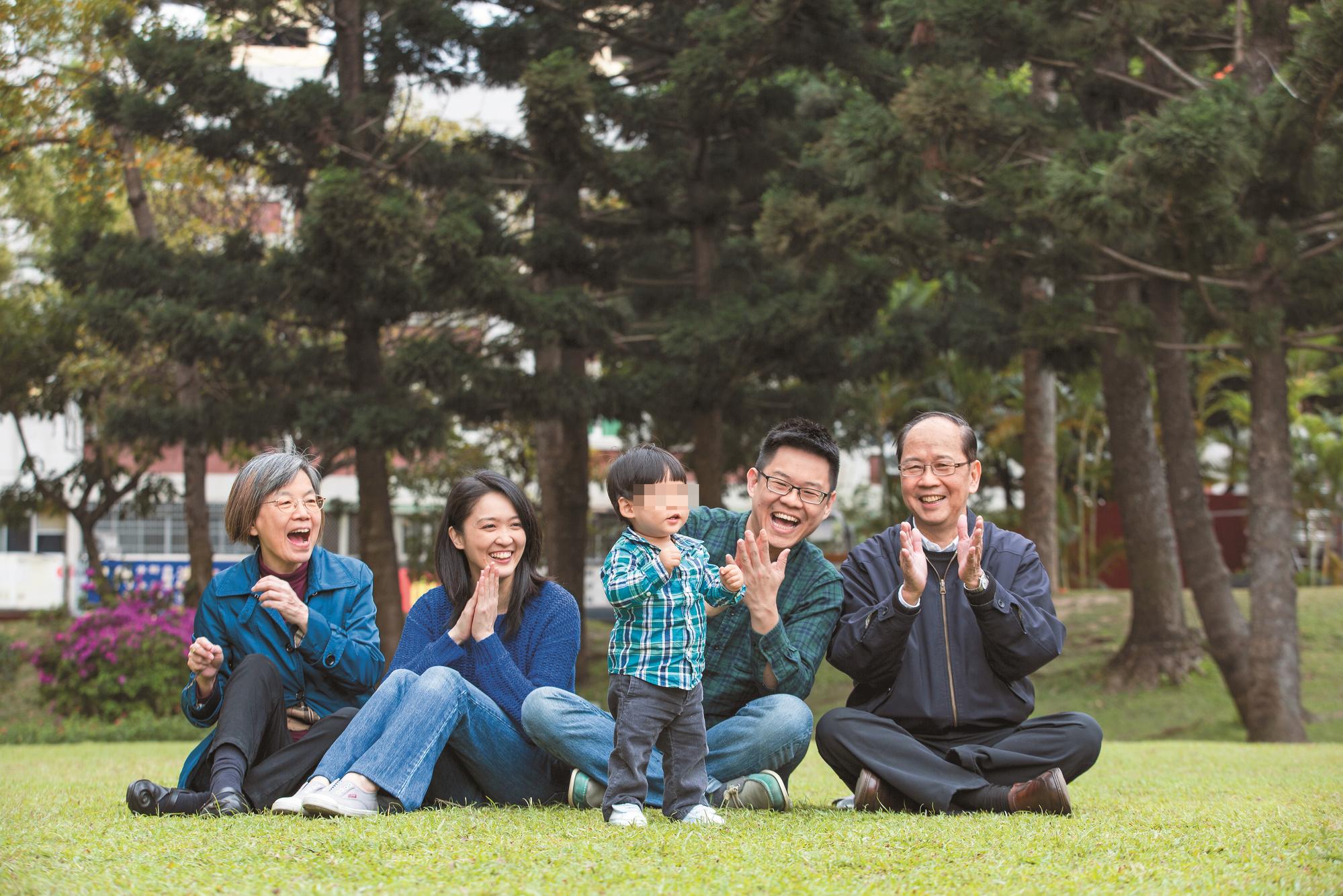 採訪當天,彭仁鐸帶著剛滿週歲的兒子在公園散步,寶寶剛學會走路,勇敢努力的模樣讓全家人忍不住為他鼓掌。右起彭作奎、彭仁鐸、Hudson、彭仁鐸妻子楊茲珺與彭作奎妻子謝佑立。