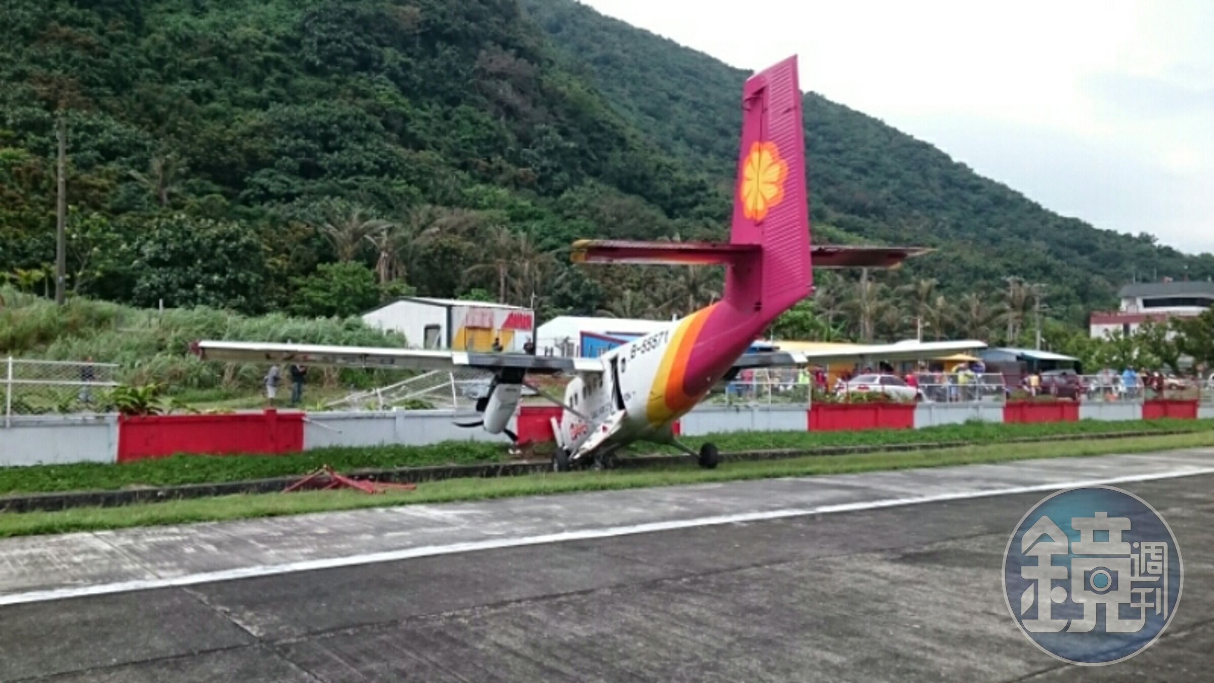 德安航空一架從台東飛往蘭嶼的小飛機在降落時疑似因為側風過強偏離跑道撞上護欄。