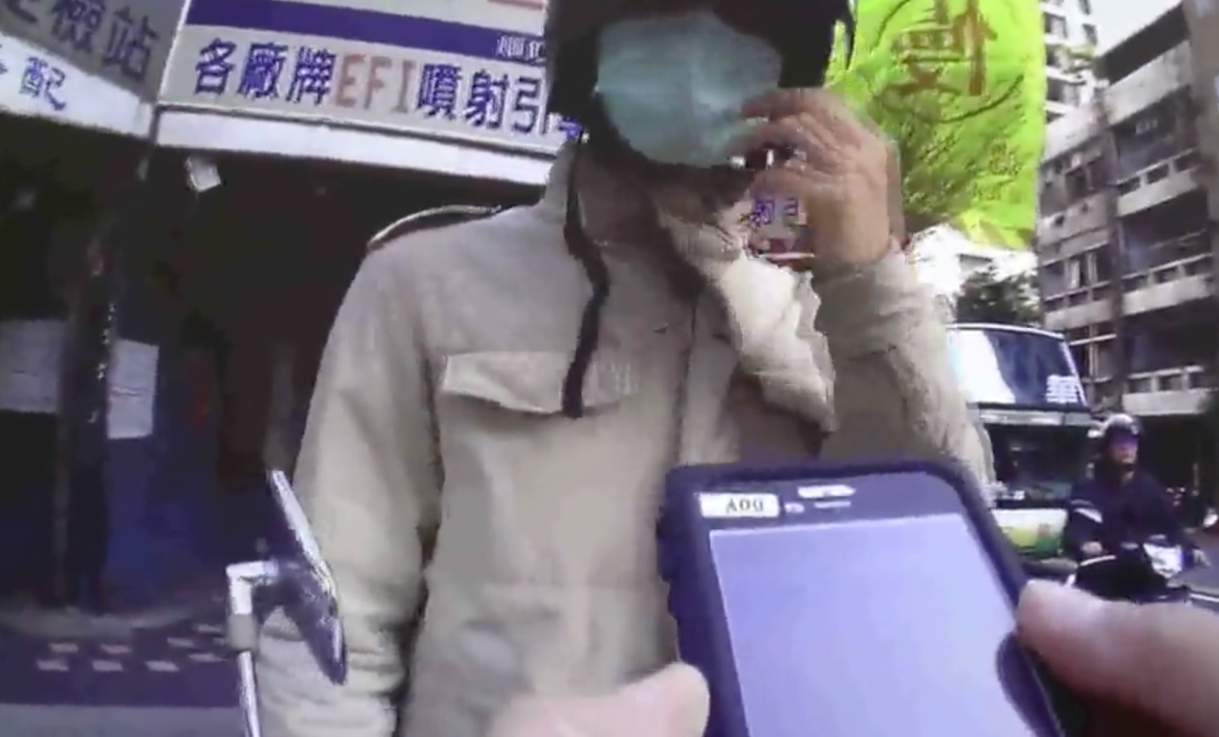 黃姓騎士證件遭哥哥盜用被警方通緝，他向警方解釋自己和哥哥長得十分相像，認為哥哥是因此才會偷他的證件去貸款。