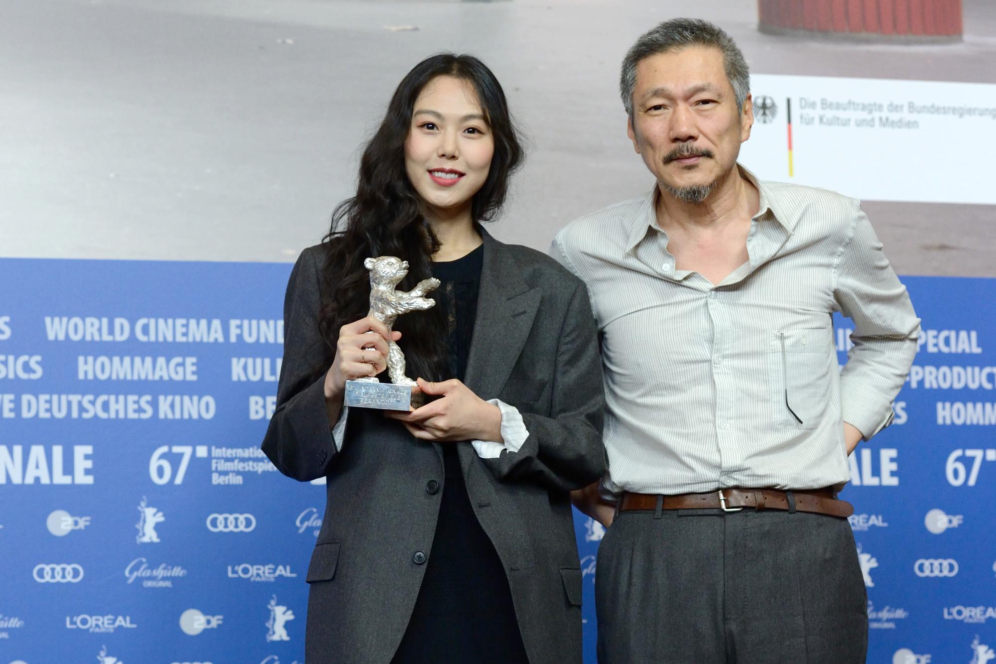 導演洪尚秀(右)才剛把金敏喜送上柏林影后，兩人又有新片入選坎城。金敏喜因介入洪尚秀婚姻無法在南韓立足，但在國際影壇很風光。