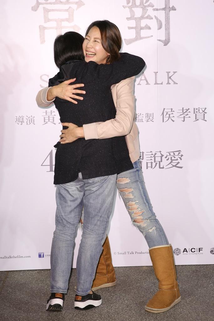 非常佩服導演黃惠偵的丁寧，現場給了黃惠偵一個擁抱，希望孕肚可以帶來好運，祝電影票房創下佳績。