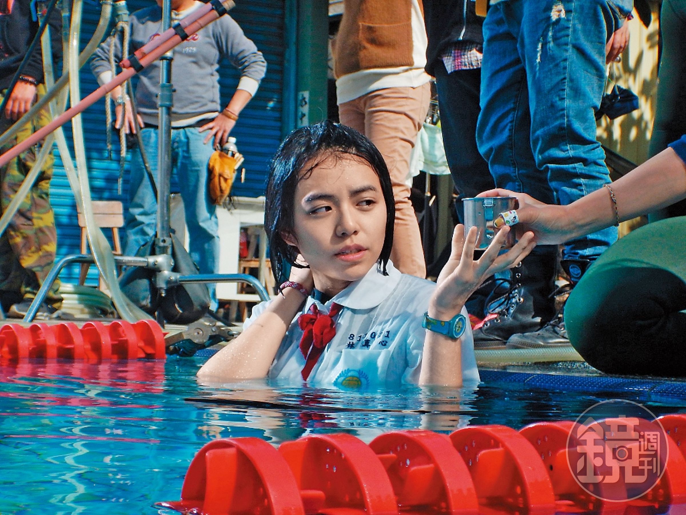 如同她說的，「拍戲本身就是一件辛苦的事」，《我的少女時代》跳入泳池的戲其實拍了一整天，宋芸樺泡在六度低溫的泳池，只好不斷喝熱水。（華聯國際提供） 
