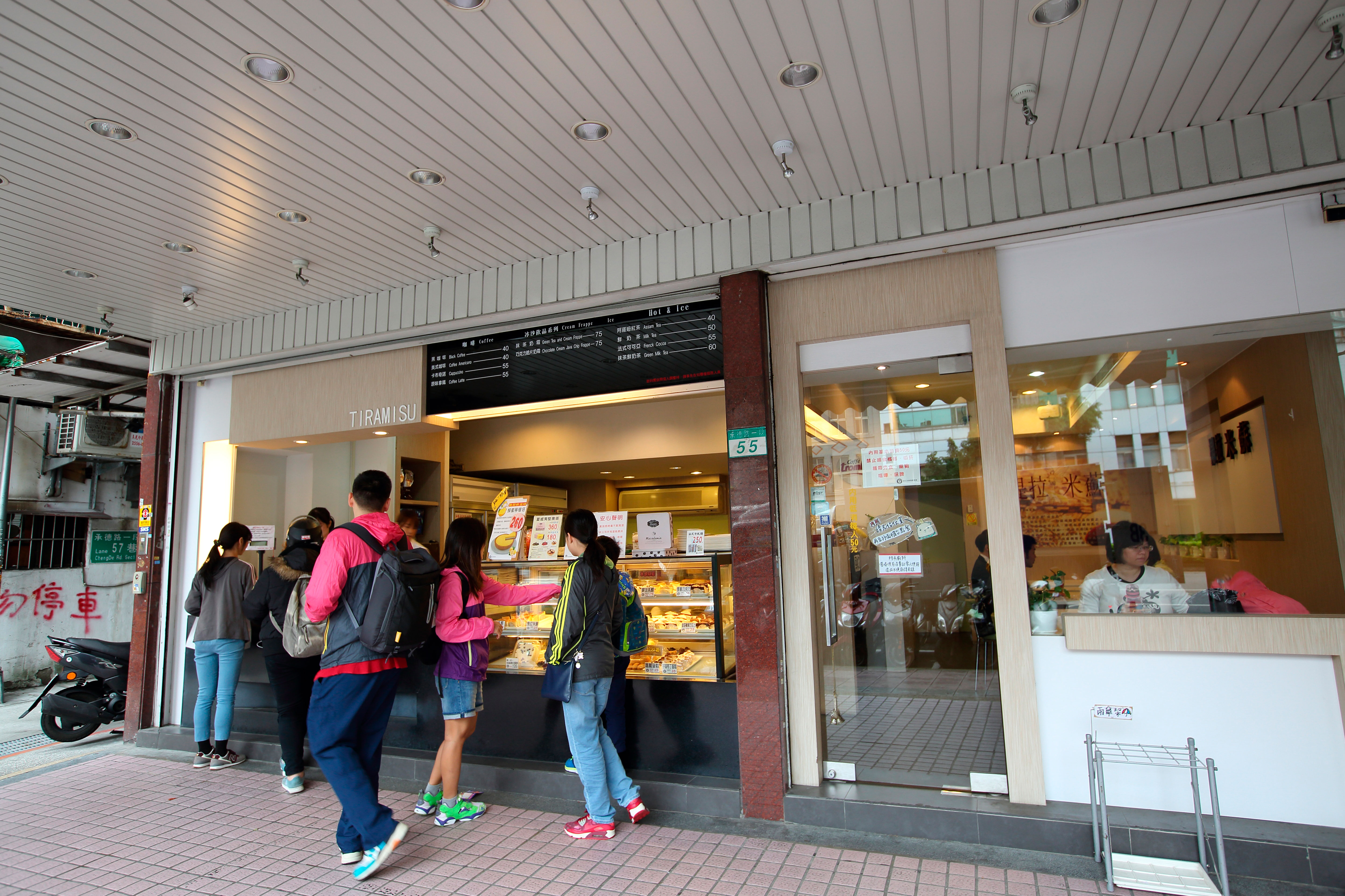 提拉米蘇台北承德店為首家實體店，定位為提貨中心，方便南來北往旅客大量購買，最高記錄1年就能創造高達1億元的營收。