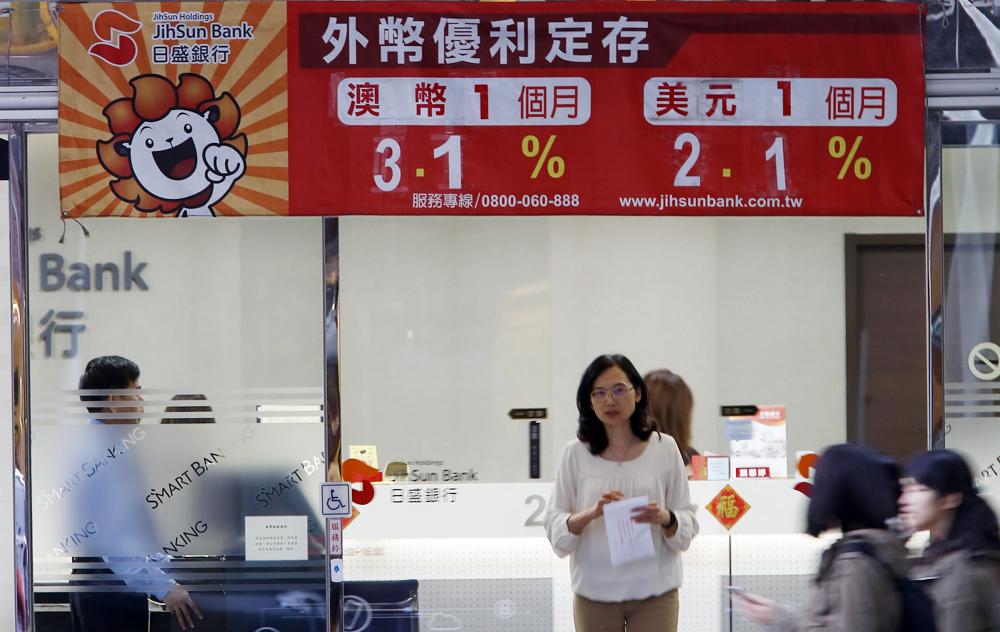 近期國內多間銀行紛紛祭出美元優利定存方案,不過背後綁定不少條件,民眾承作前務必停、看、聽,精打細算。
