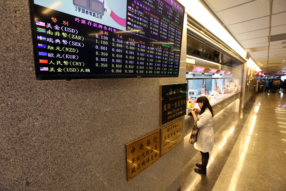 專家建議，外幣定存除了賺取利息收入，不妨從多元資產配置的角度作思考。