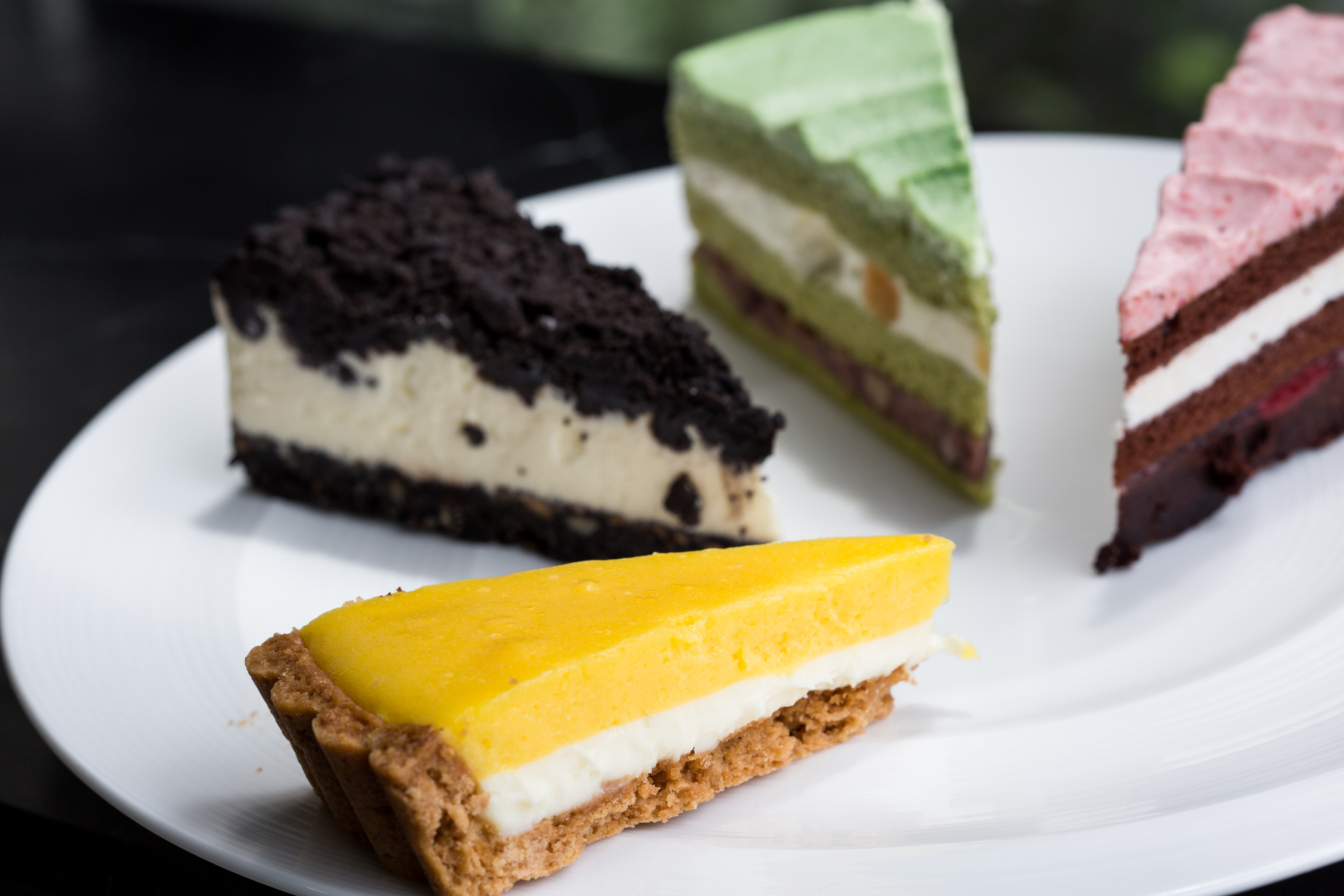 各式蛋糕各有擁護者，依序為蜂蜜檸檬塔、黑岩優格乳酪蛋糕、抹茶紅豆麻吉蛋糕、草莓布朗尼蛋糕（25~35元/片）