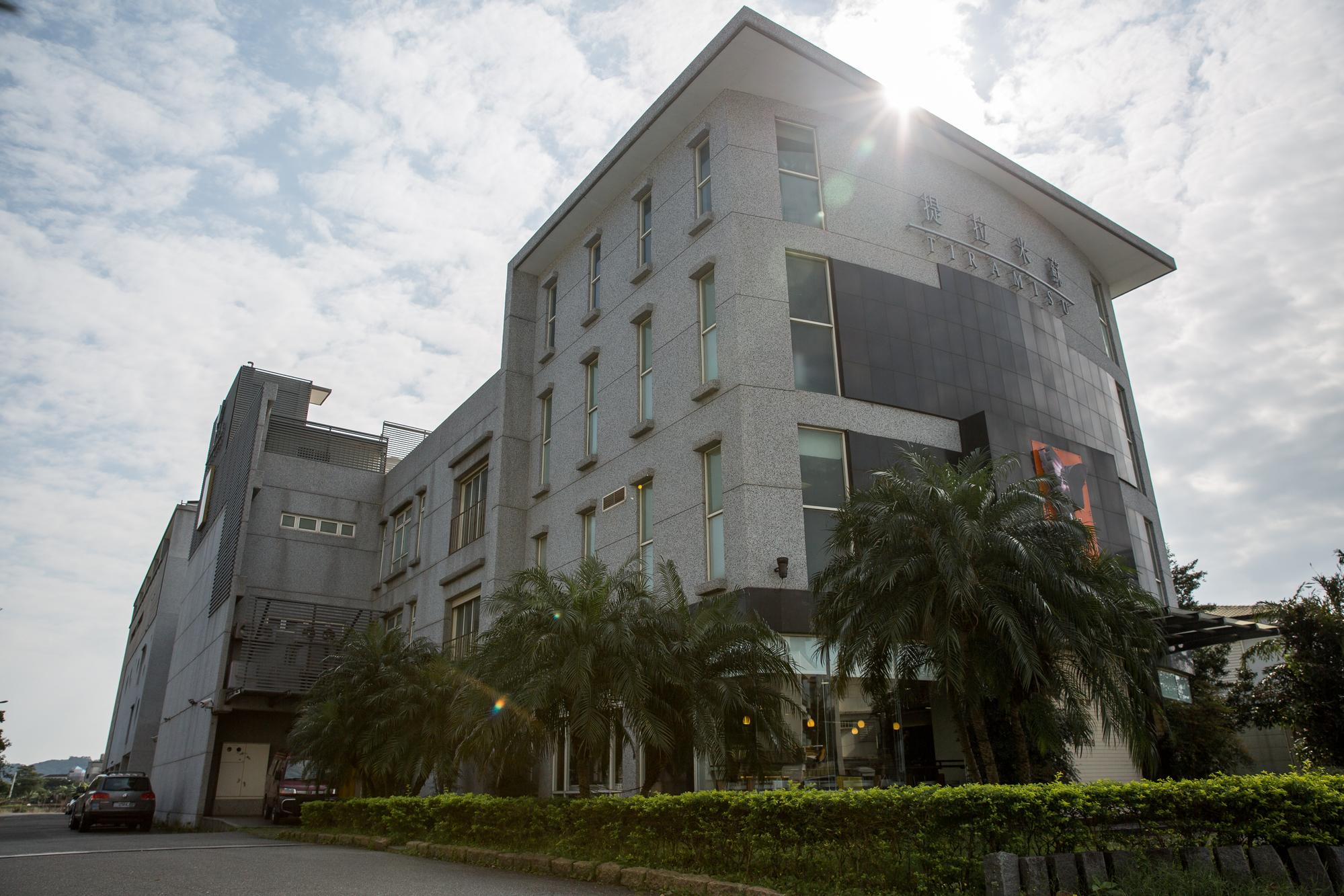 提拉米蘇總部和中央廚房設在花蓮中原路上，自建自用，全部佔地700多坪，啟用已經8年，產能日日滿載。