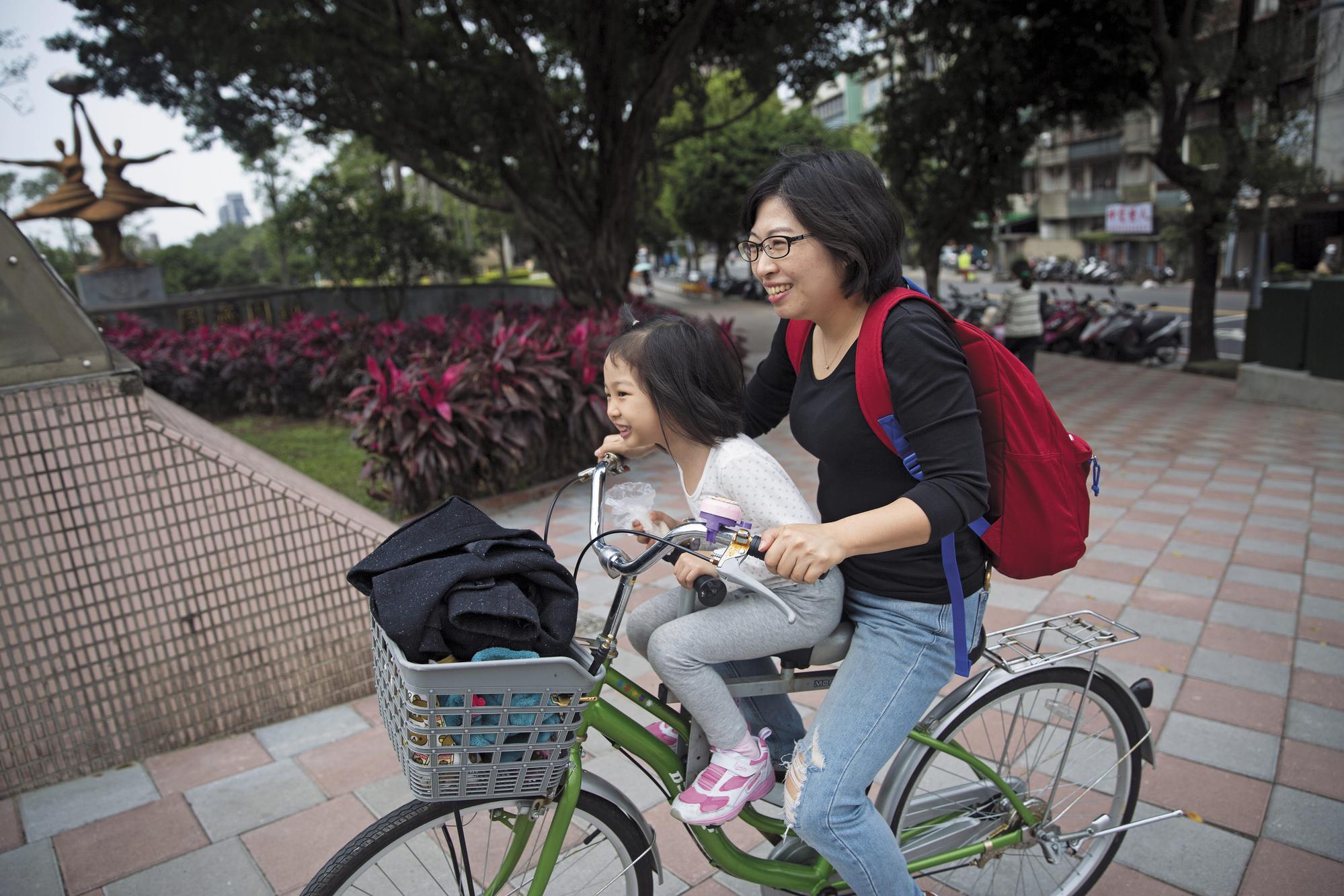 家住新北永和的黃惠偵與5歲的女兒江平,平日以腳踏車代步。