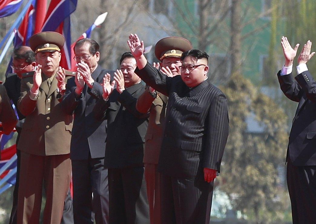 當地時間2017年4月13日,朝鮮平壤,朝鮮領導人金正恩抵達黎明大街居民區,為完工的黎明大街建設項目舉行揭幕儀式。據悉,新建的平壤黎明大街擁有朝鮮最高公寓大樓,高度分為70層、50層以及一些30、40層樓。