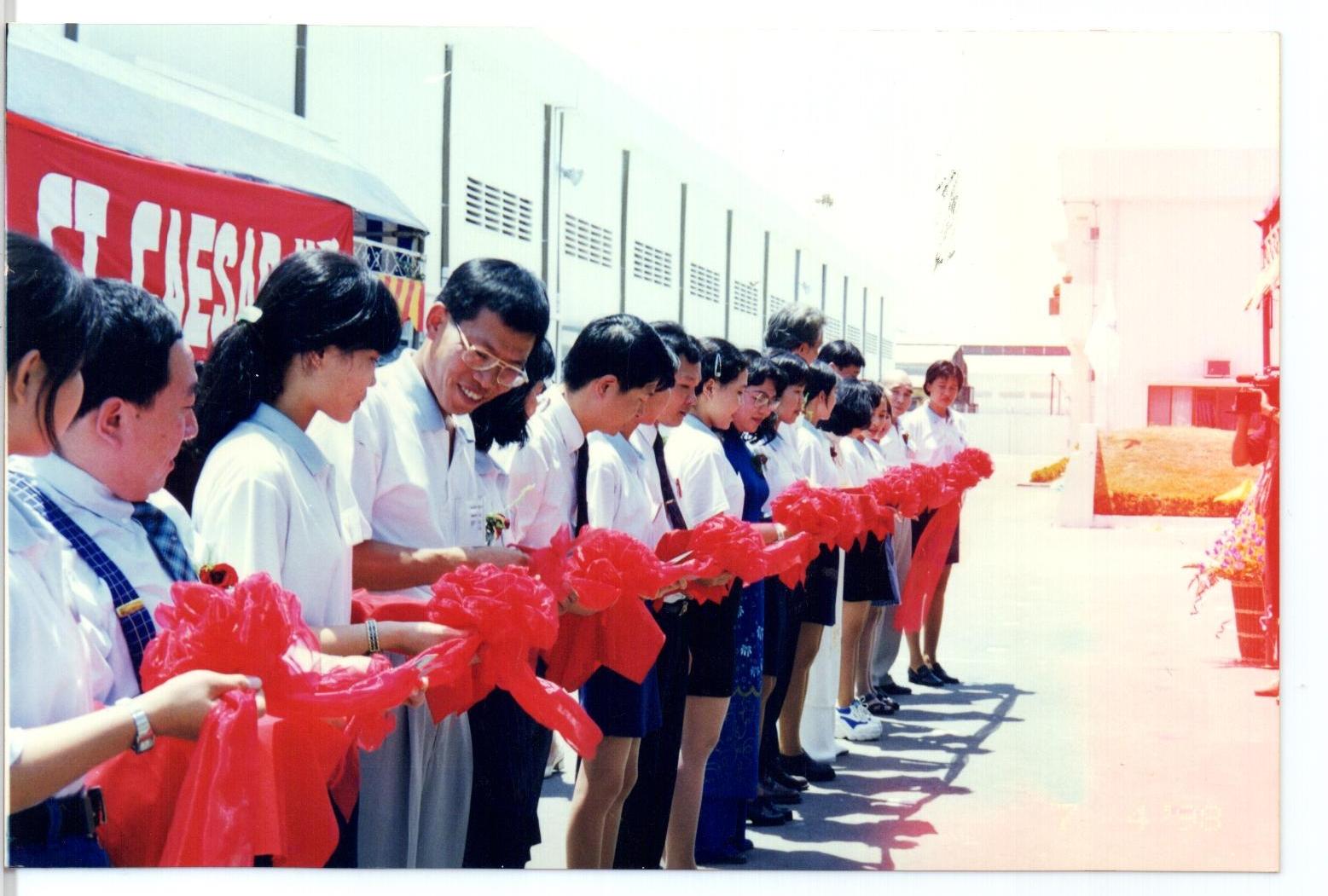 看準越南9千萬人口,本地卻沒有衛浴設備廠,1996年蕭俊祥(左三)決定前往越南設廠。(蕭俊祥提供)