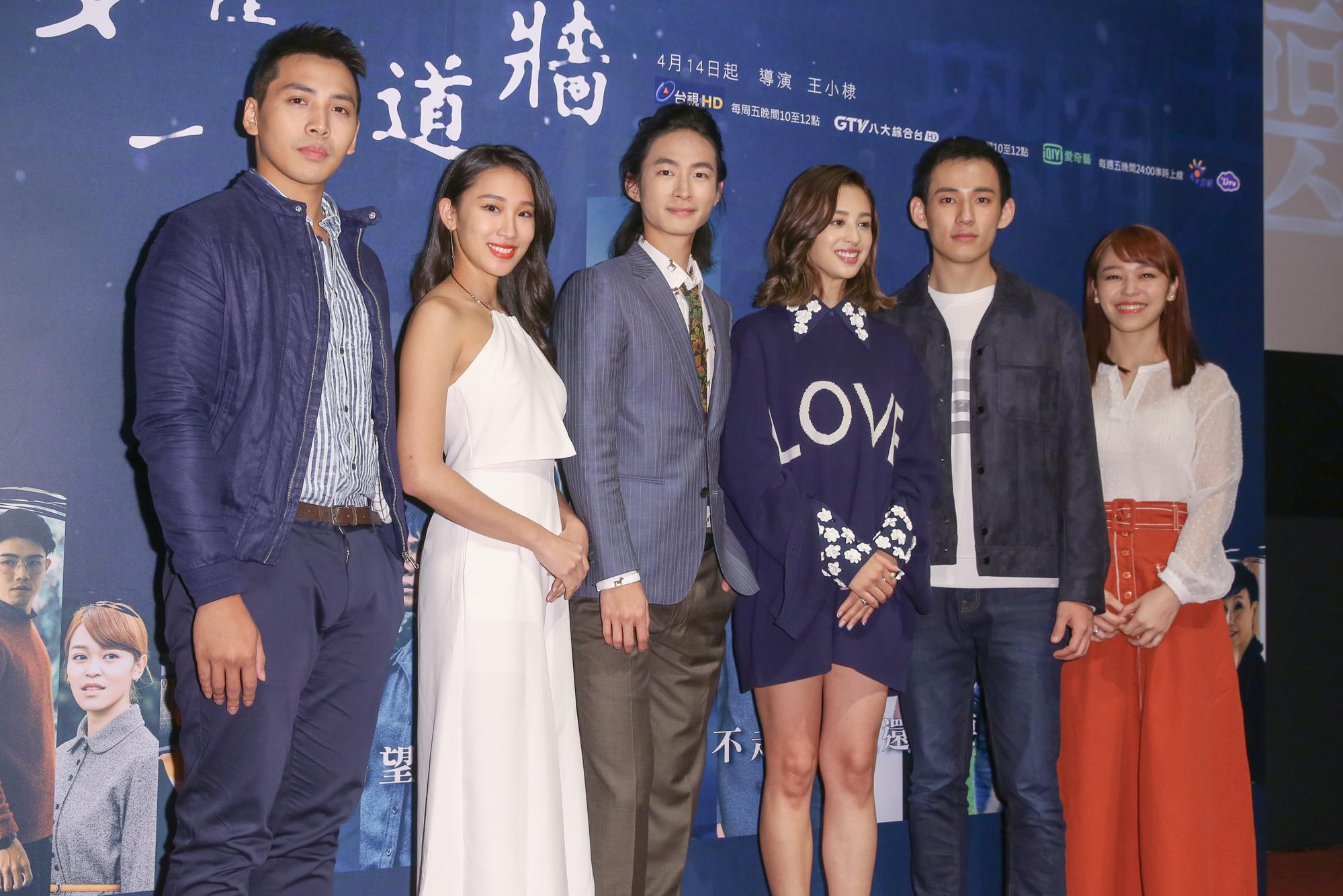 《夢裡的一千道牆》首映上,演員管翊君(左起)、陳歆妍、黃河、莫允雯、徐鈞浩和朱盛平一起亮相。