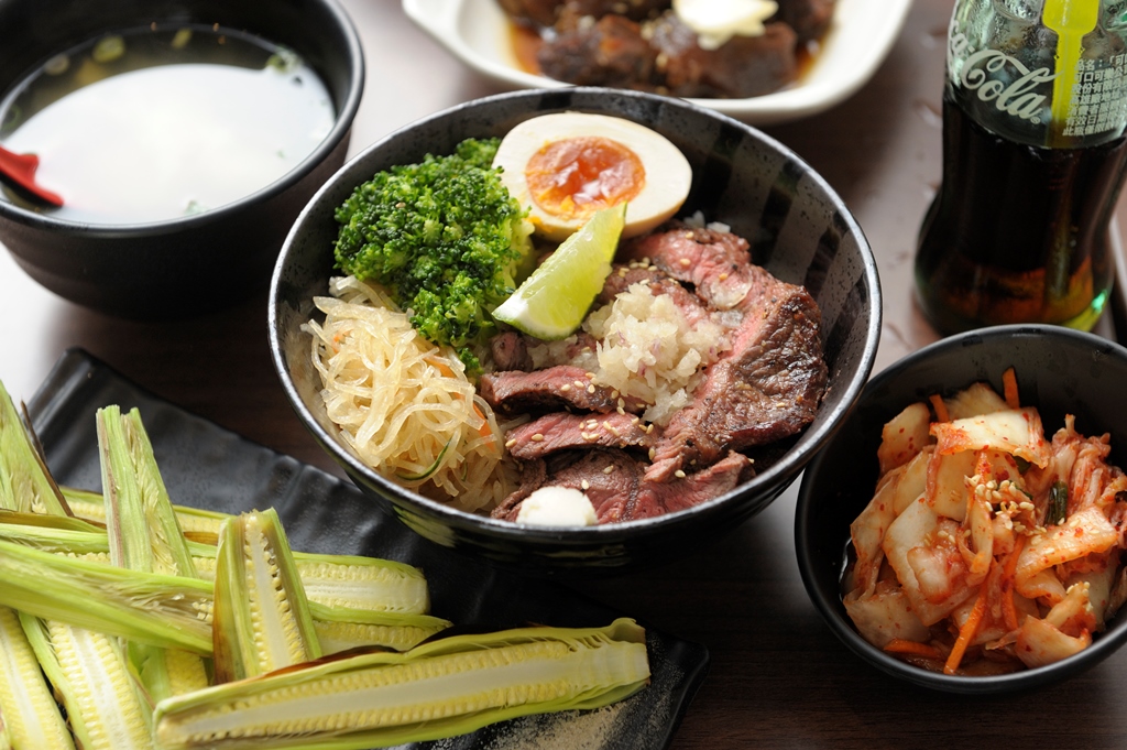 厚切牛排丼（239元／份）是初牛店內人氣最高的單品。