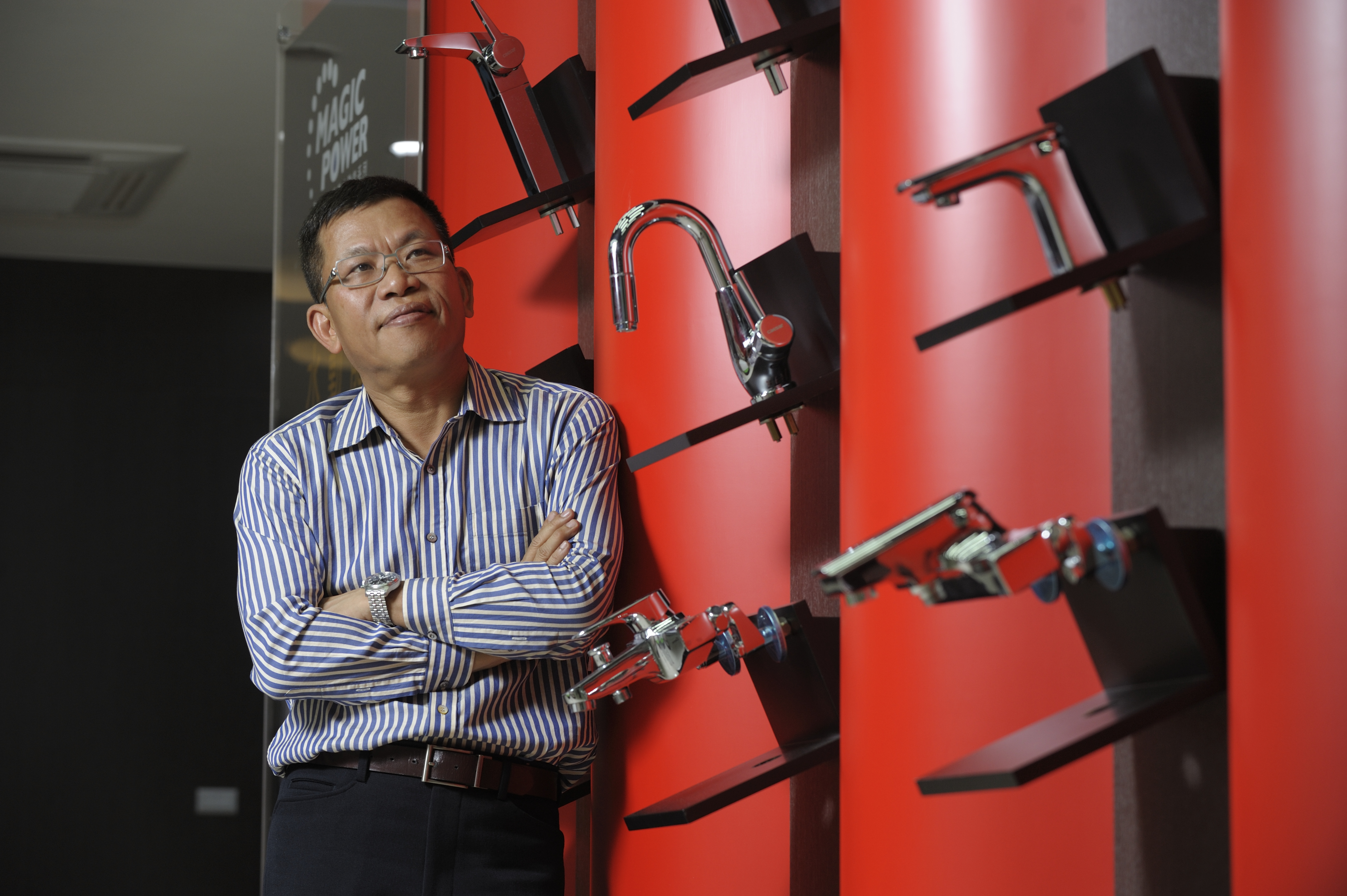 蕭俊祥創立的凱撒衛浴，年產百萬套衛生設備，去年營收達22.2億元。