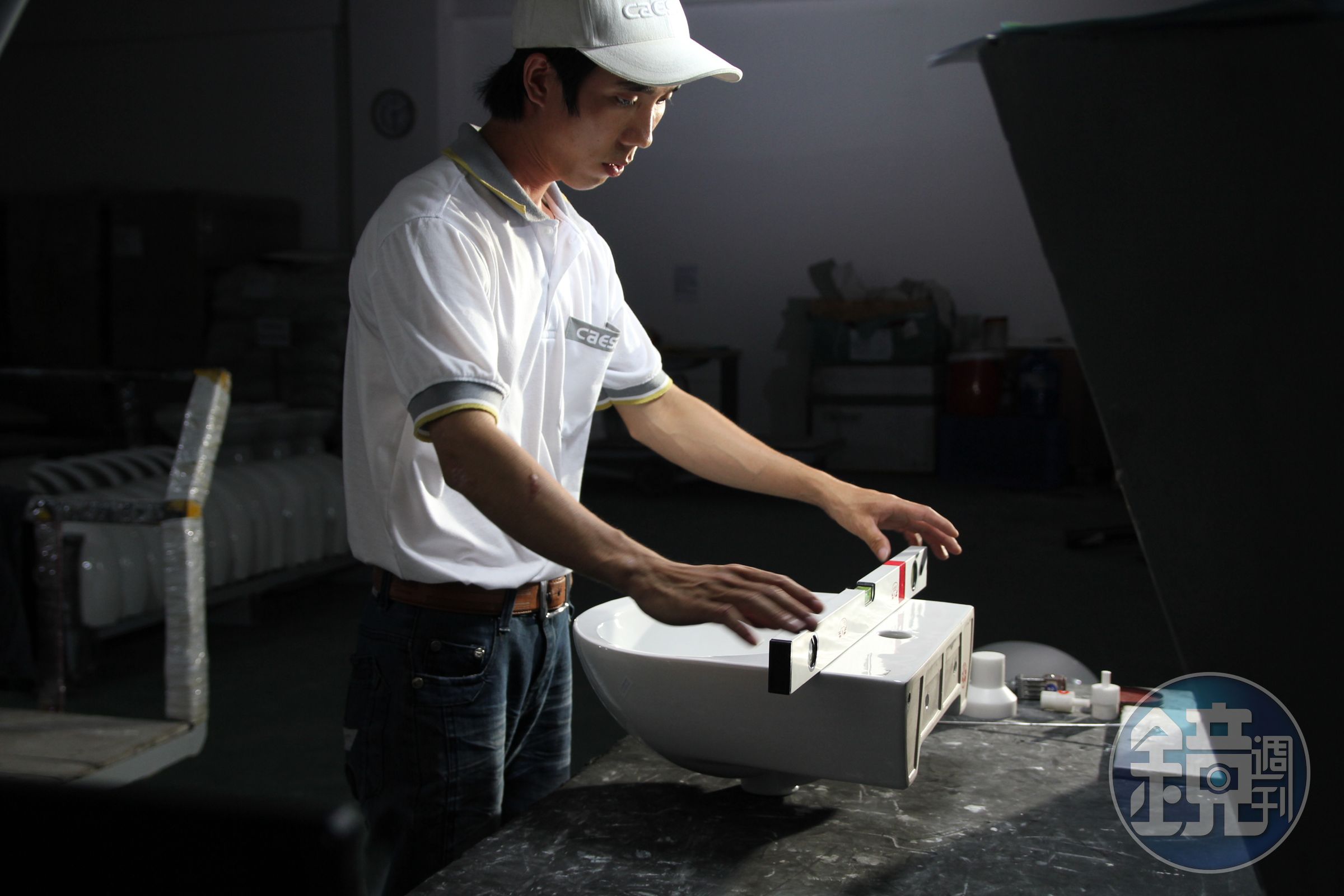 1996年，蕭俊祥邀代工的苗栗展欣窯業老闆張勇男入股凱撒，決定自產自銷並將生產基地外移越南。