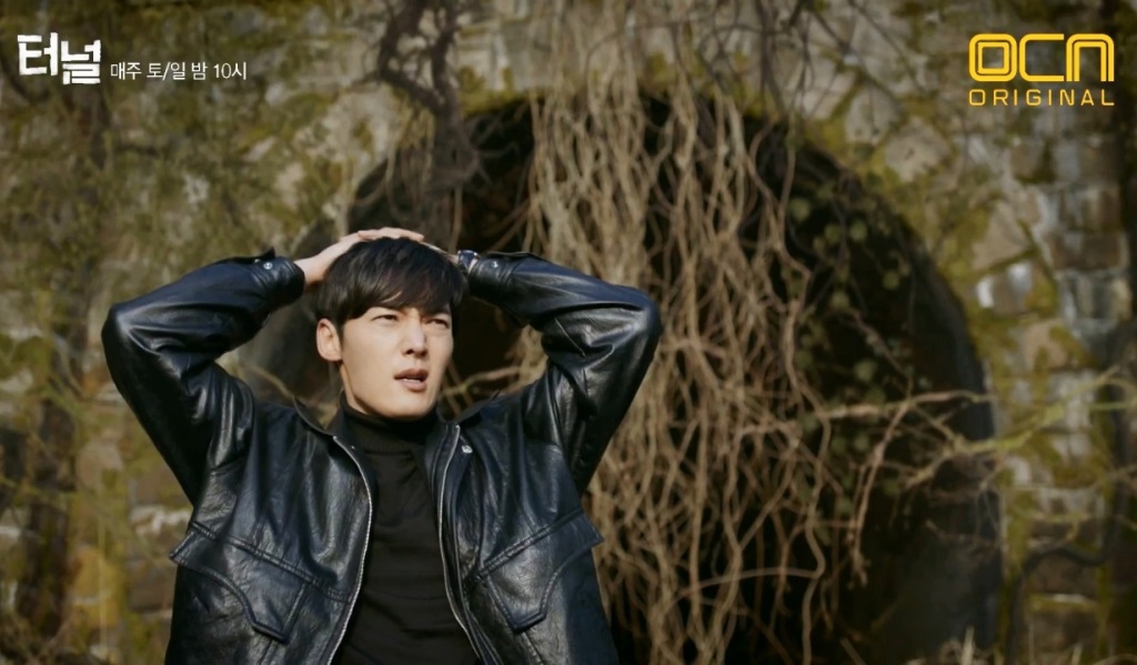 《隧道》藉由男主角崔振赫的穿越，展開一連串刑偵推理案件。