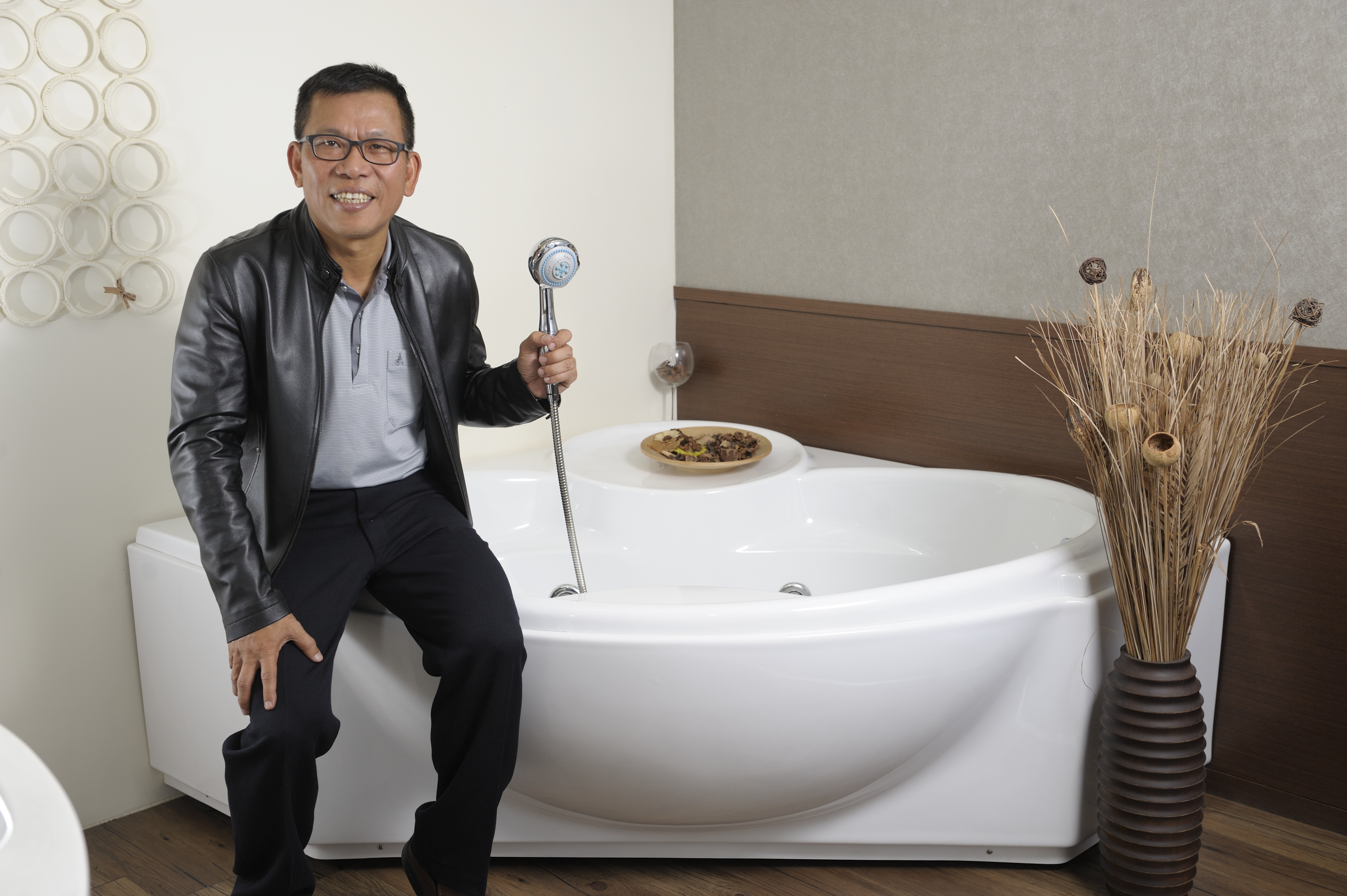 拿出早年在台跑業務的纏功，初到越南時，蕭俊祥培訓了9位業務天天拜訪店家搏感情。