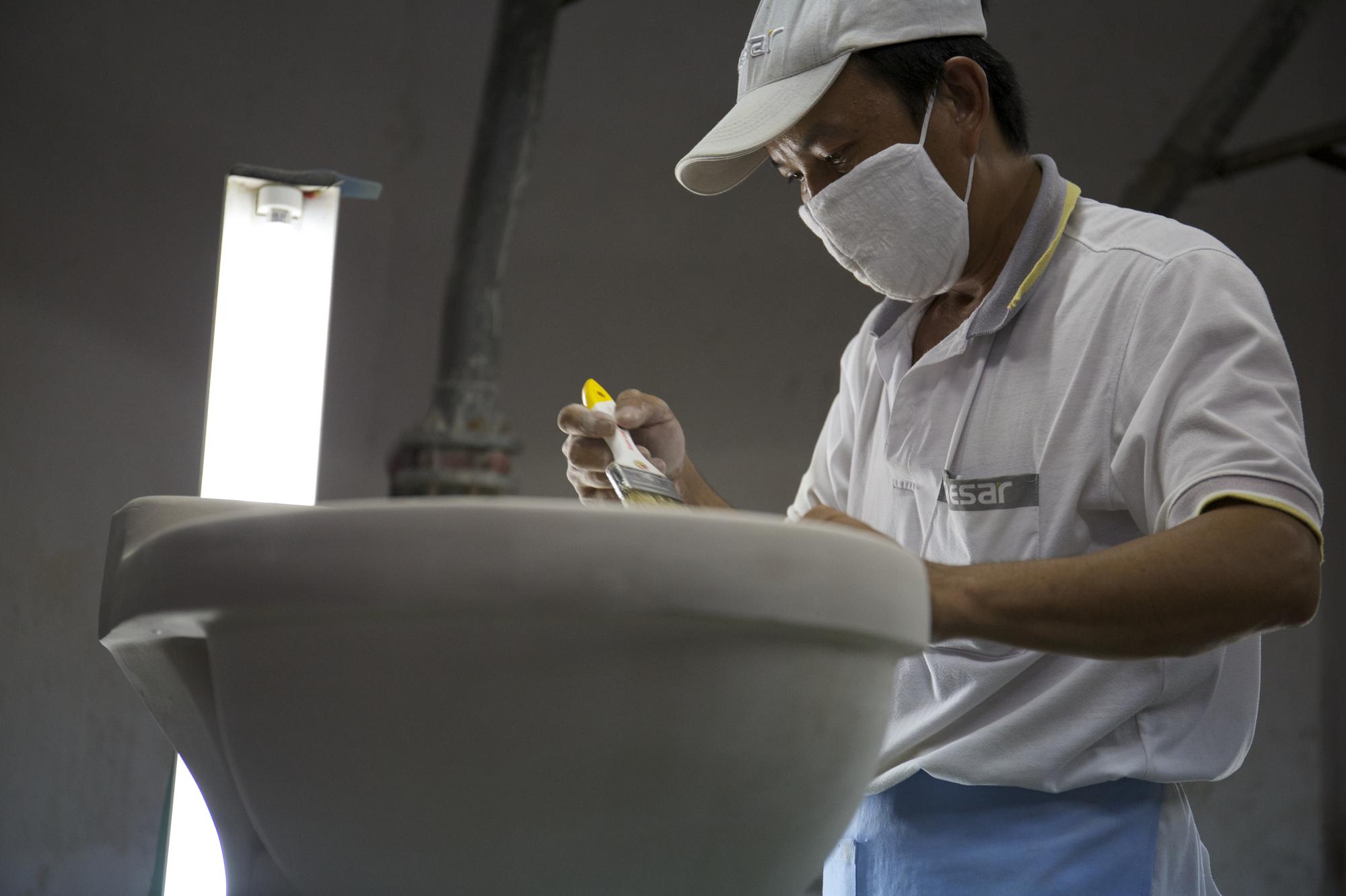 圖為凱撒越南工人製作馬桶情況。（蕭俊祥提供）