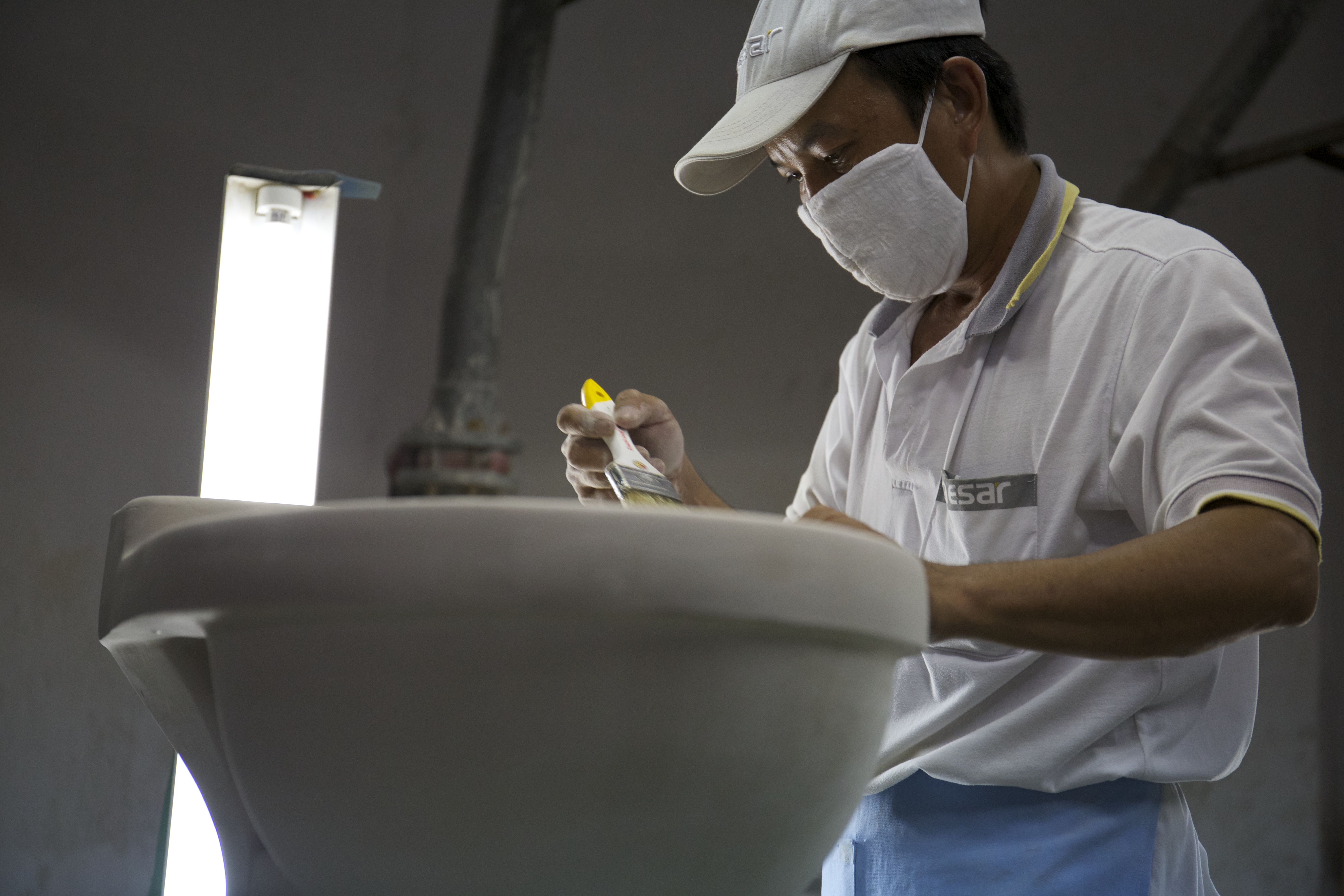 圖為凱撒越南工人製作馬桶情況。(蕭俊祥提供)