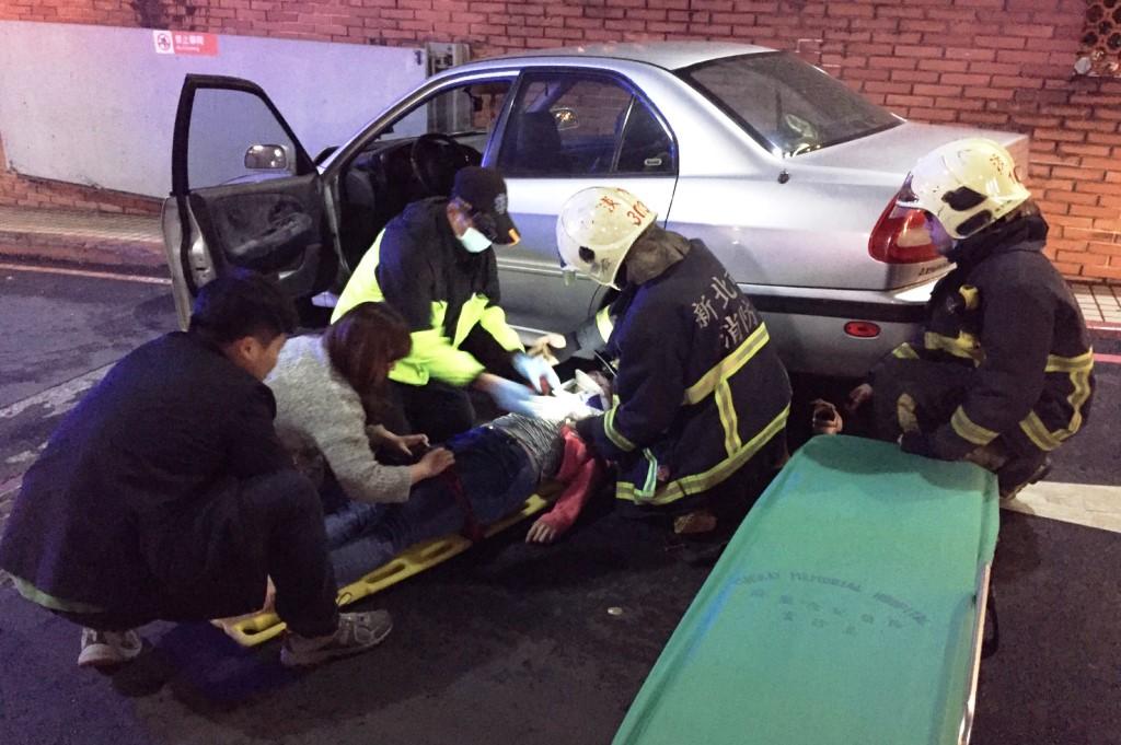 林女穿越馬路遭自小客車迎面撞上，幸而有好心路人相助脫困。