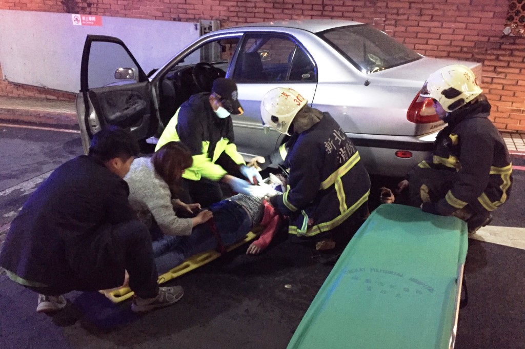 林女穿越馬路遭自小客車迎面撞上，幸而有好心路人相助脫困。