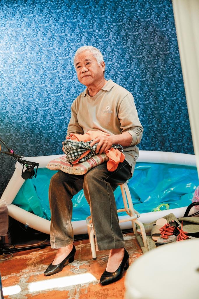 胡定一在工作室穿上高跟鞋、手拿衣服,製造出腳步聲等各種聲音。