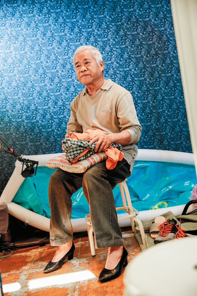 胡定一在工作室穿上高跟鞋、手拿衣服，製造出腳步聲等各種聲音。