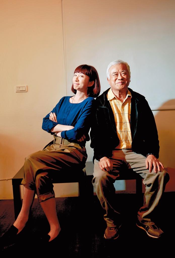 導演王婉柔(左)以胡定一(右)為主角,拍出紀錄片《擬音》,從Foley師的工作內容,看台灣電影的輝煌與沒落。