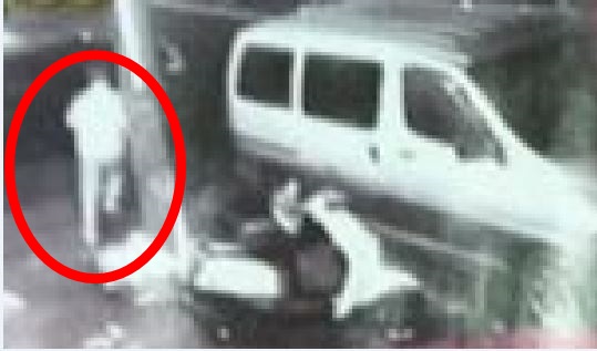 小芳提供的監視器畫面，假警（紅圈處）性侵她後，趕緊拔腿狂奔。