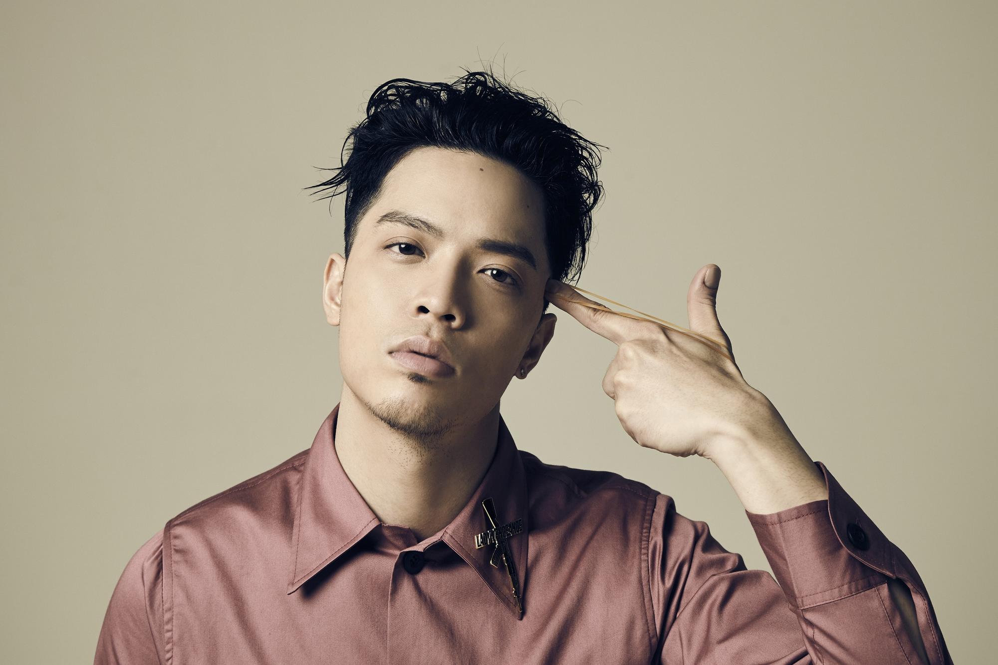 覺得歌壇新人J.Sheon名字不好念？叫他「街巷」就很有親切感。