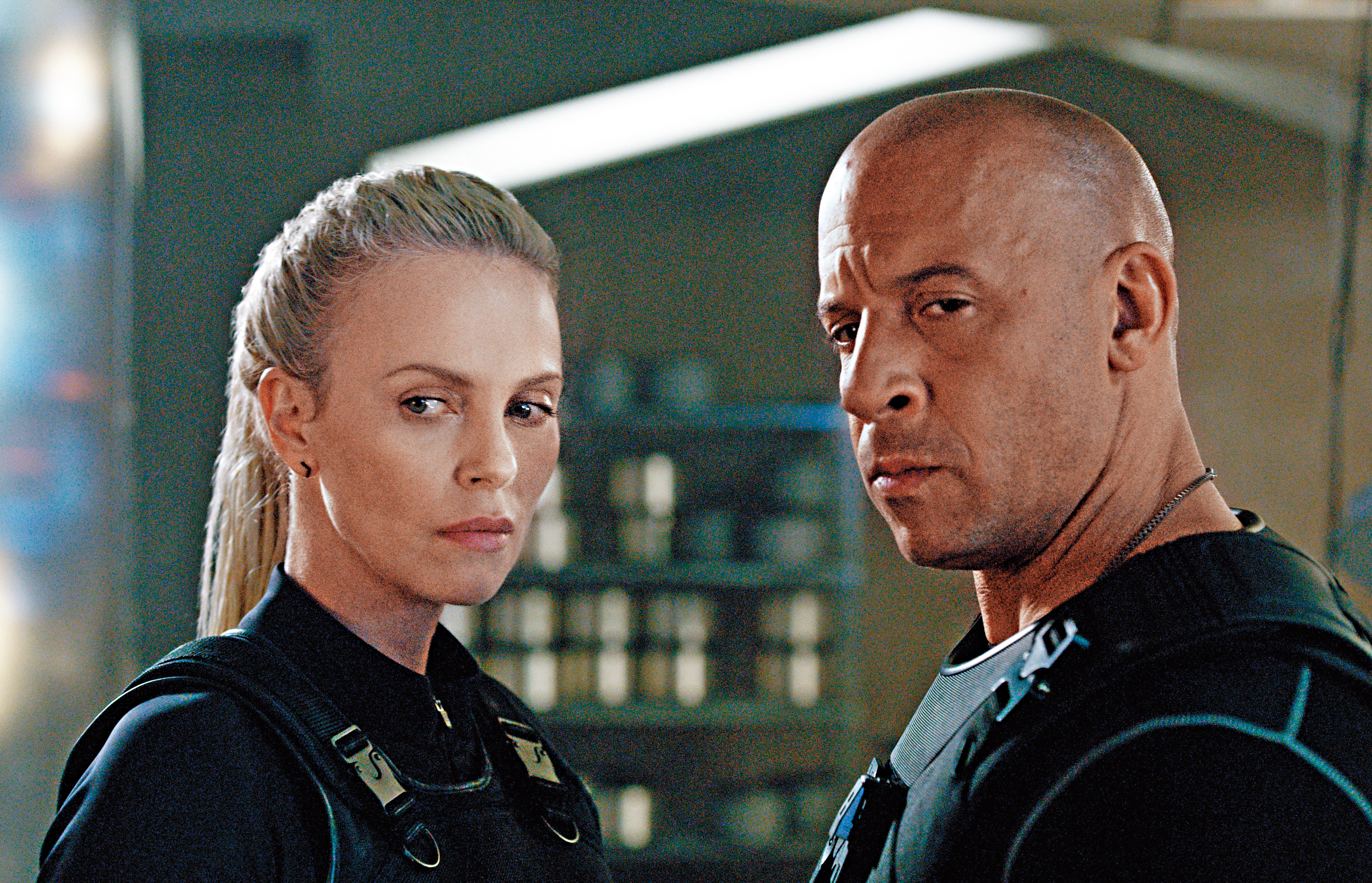 馮迪索飾演的唐老大被莎莉賽隆脅迫反叛了自己的團隊，設定的原因膚淺又不合理，但影后的反派氣場十足，相當迷人。（UIP提供）