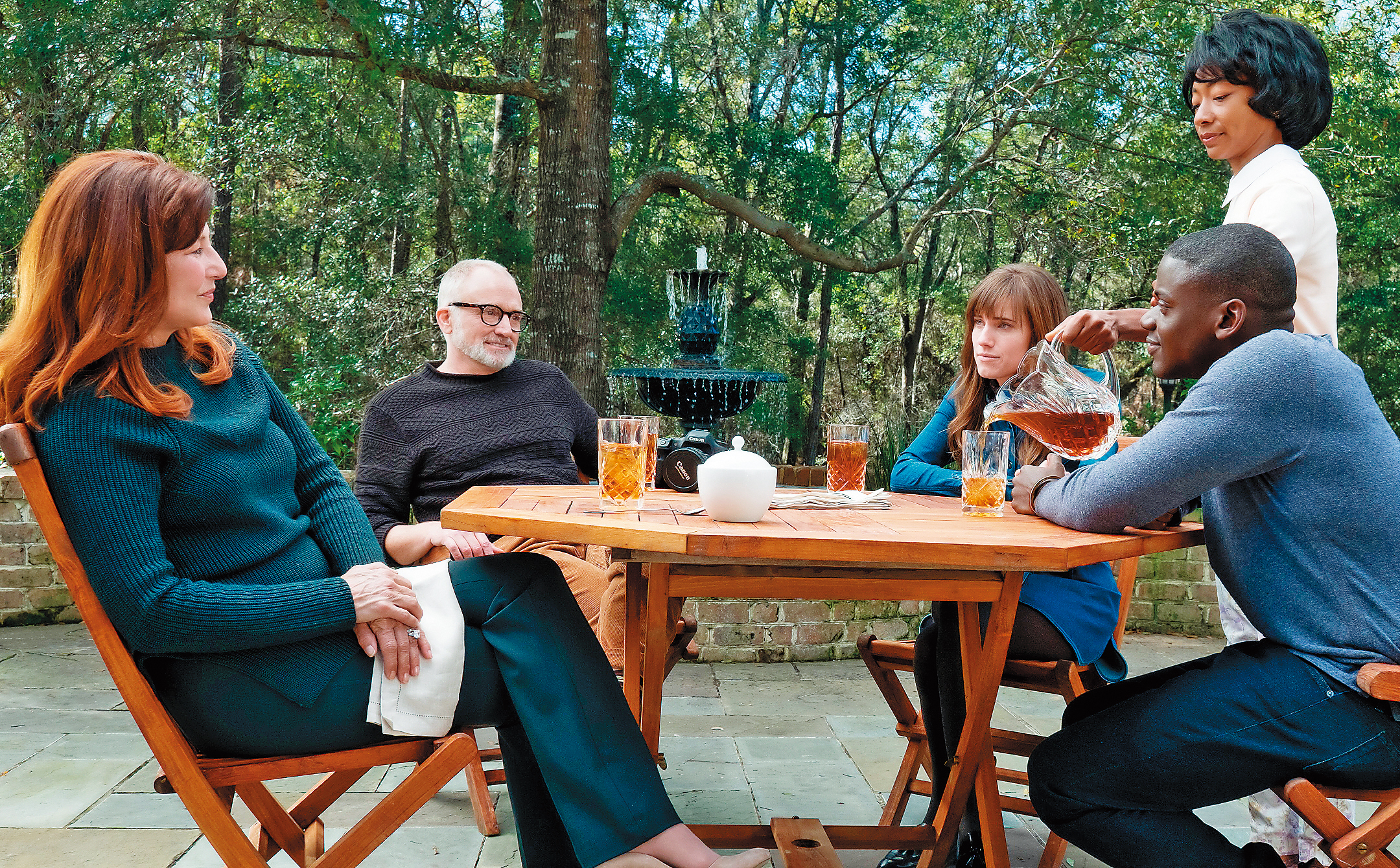 《逃出絕命鎮》敘述年輕黑人陪白人女友回家作客卻遇上讓他永生難忘的種族夢靨，電影融合了幽默、諷刺和恐怖元素。(UIP提供)