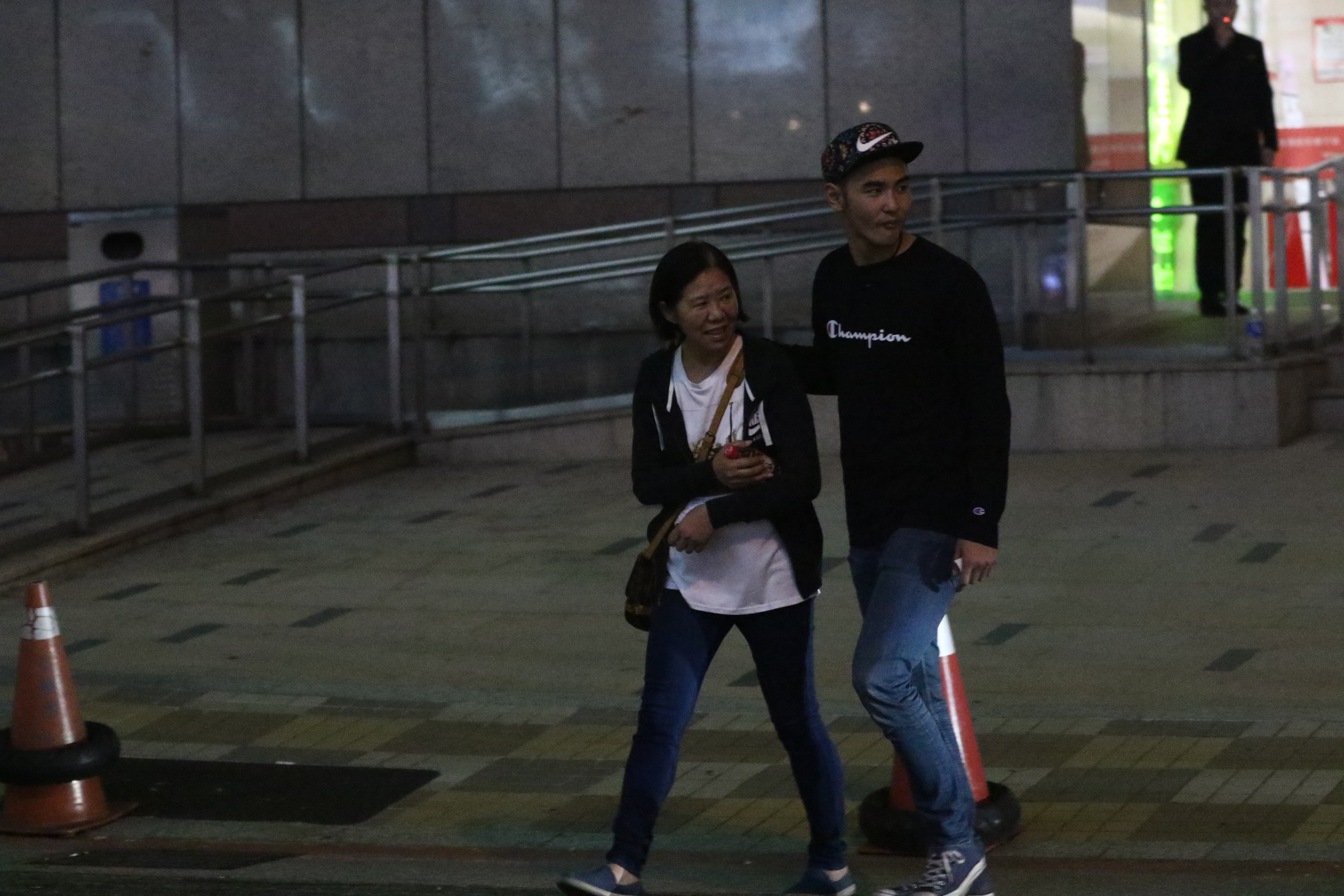 阮經天在街頭上演抽菸秀。