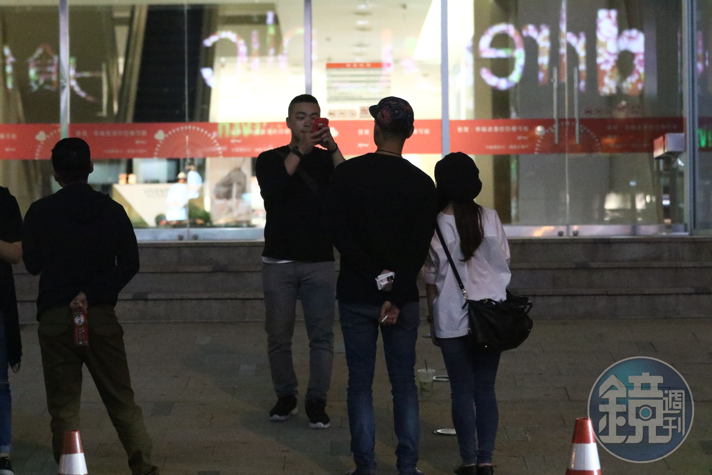 阮經天碰到熱情民眾要合照，所以只能把菸藏在後頭。 