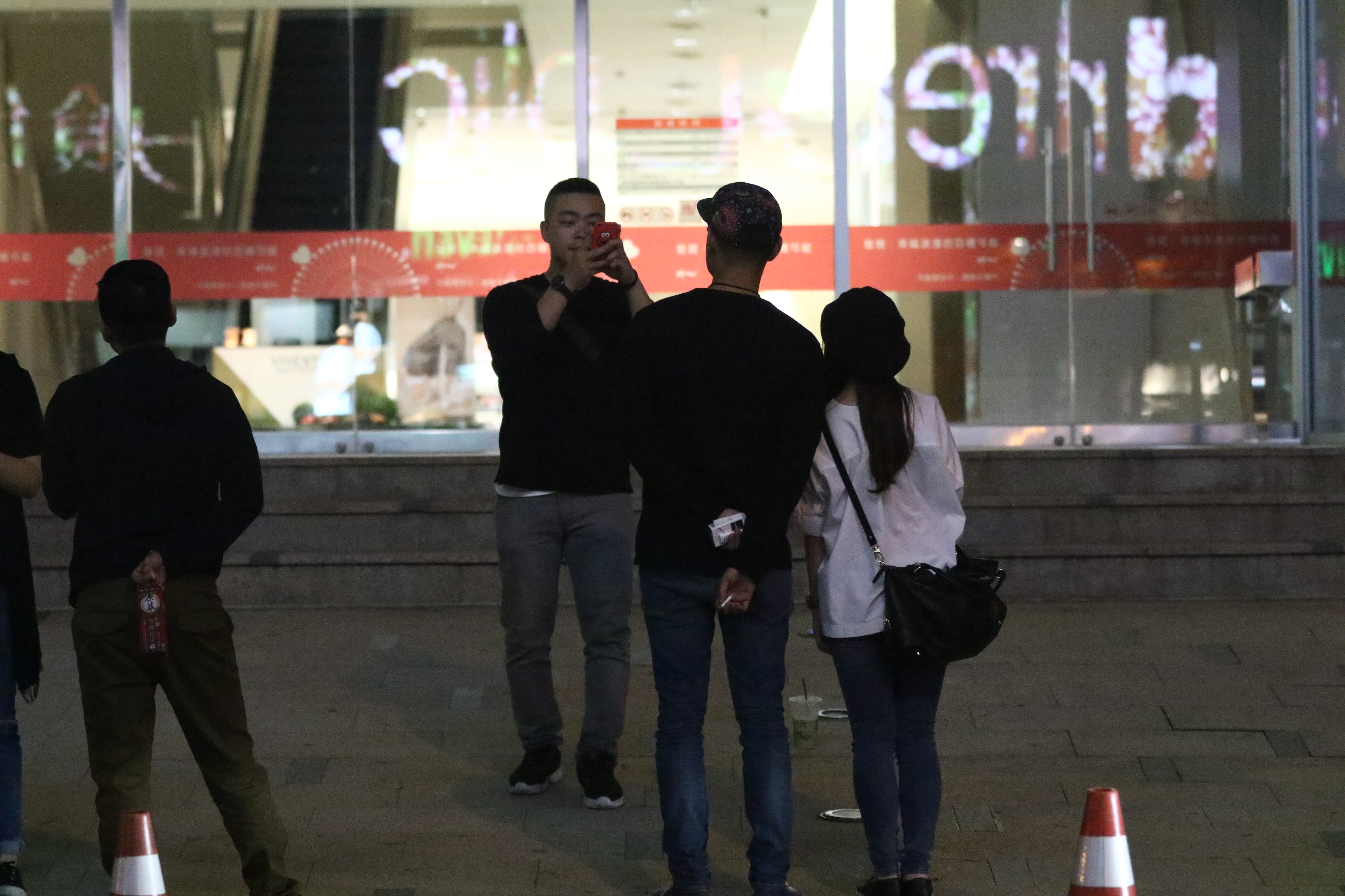 阮經天碰到熱情民眾要合照，所以只能把菸藏在後頭。 